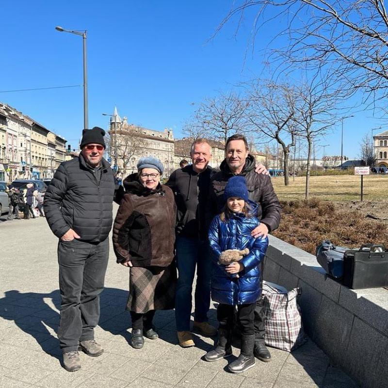 Jean-Pierre Wyss et les réfugiés ukrainiens que l’association a véhiculés jusqu’à Budapest, à 300 km du poste frontière, en mars dernier.