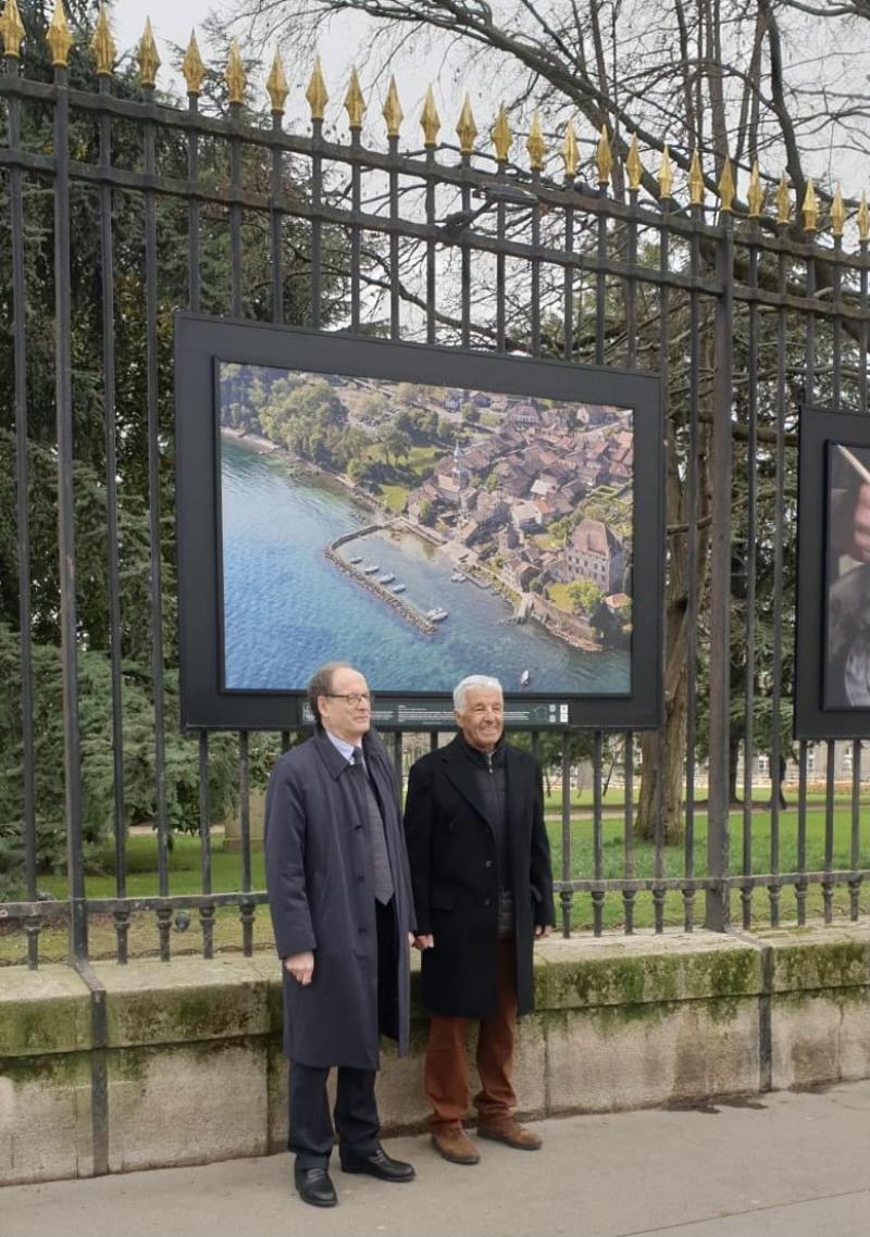 Jean-Francois Kung, maire d'Yvoire, et Monsieur Di Stefano (à gauche), président du label Les plus beaux villages de France devant la photo d'Yvoire.