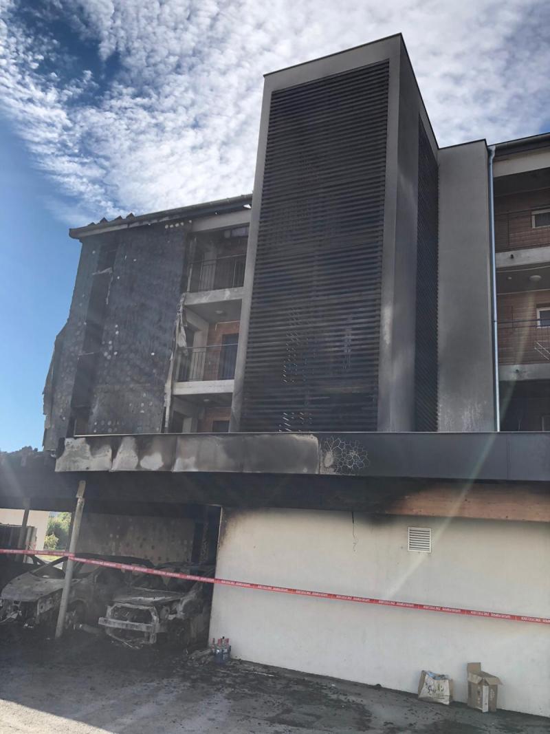 Un incendie impressionnant a embrasé une résidence de la rue des Mémises lundi 11 juillet vers 21h45.