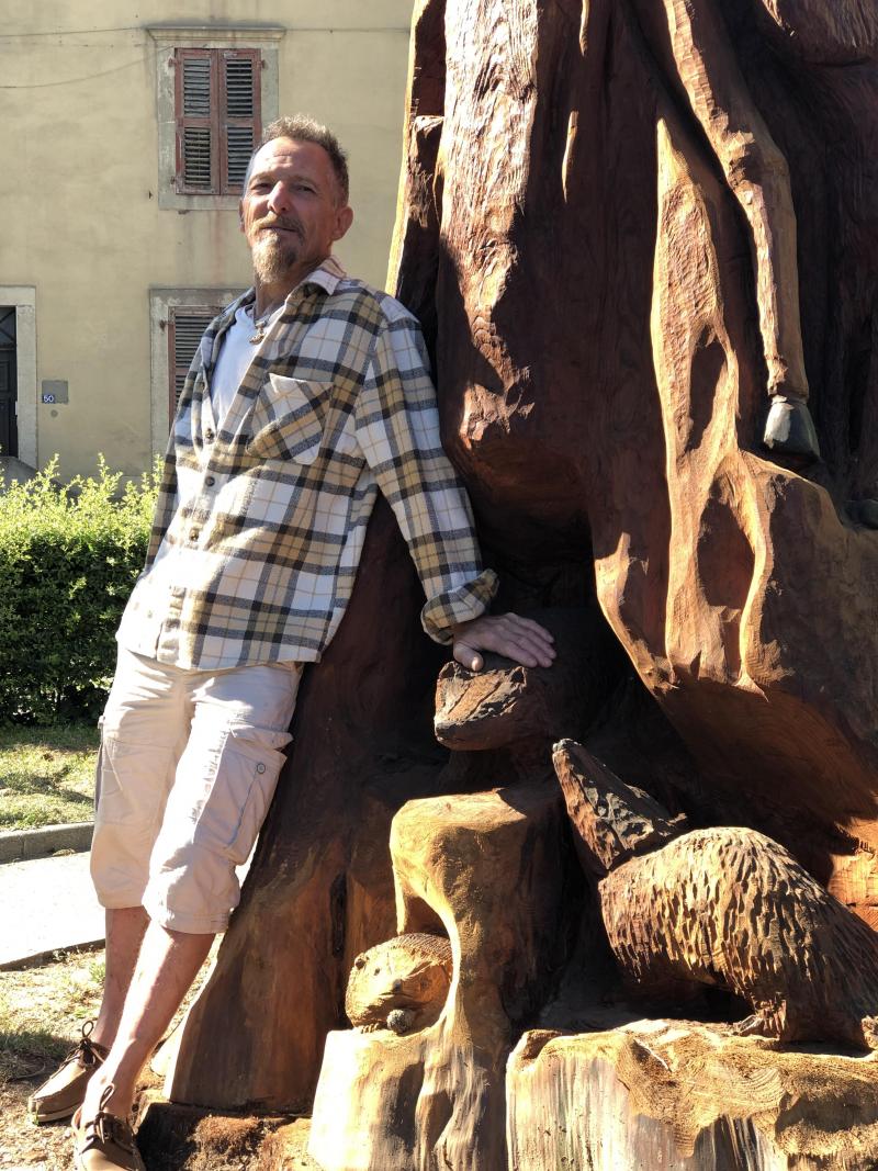 Sylvio Asséo est sculpteur animalier à Puplinge, en Suisse. A droite, sa sculpture où s’entremêlent plusieurs animaux.