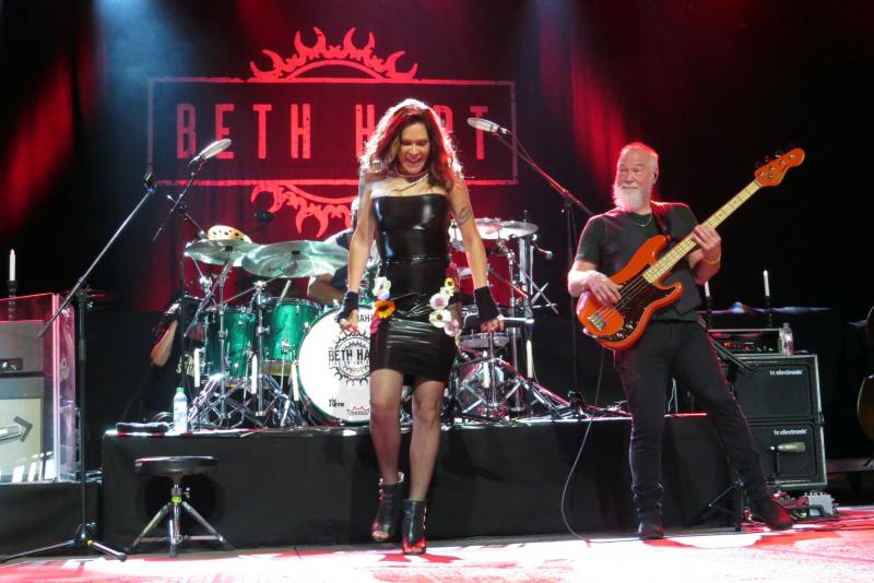 La talentueuse et envoutante Beth Hart, où quand Guitare en scène se décline au féminin.