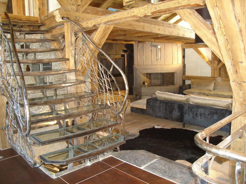 Escalier acier et verre réalisé dans un chalet Morzinois par Martine et Robert Vernet