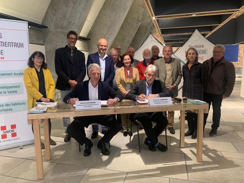 Les seize vice-présidents d’Arlysère, Hervé Gaymard assi à gauche et Martine Berthet au centre.