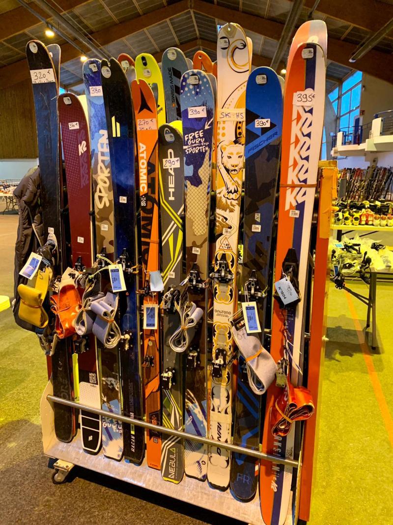 Vous trouverez du matériel de ski à tous les prix, de seconde main ou bien neuf.