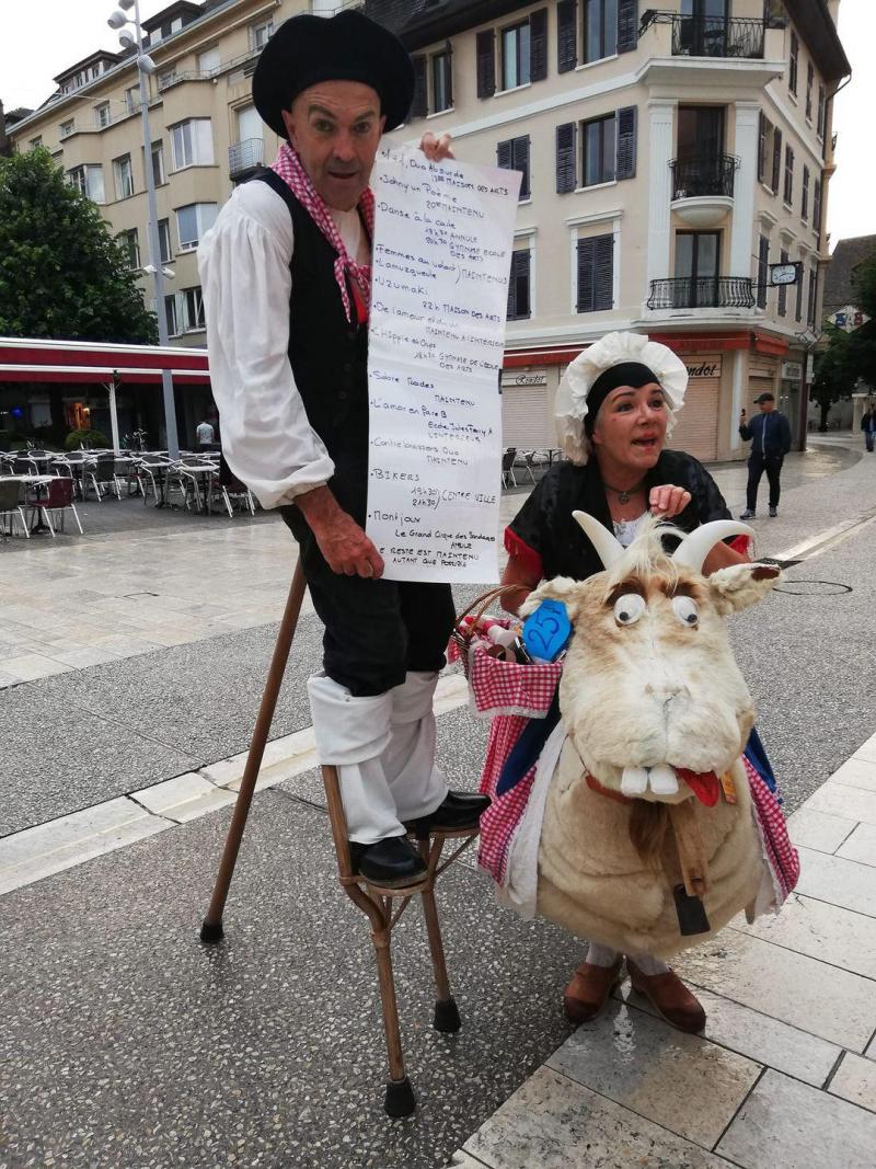La Frieda et Lou Chti déambuleront dans les rues avec leur chèvre Philomène.