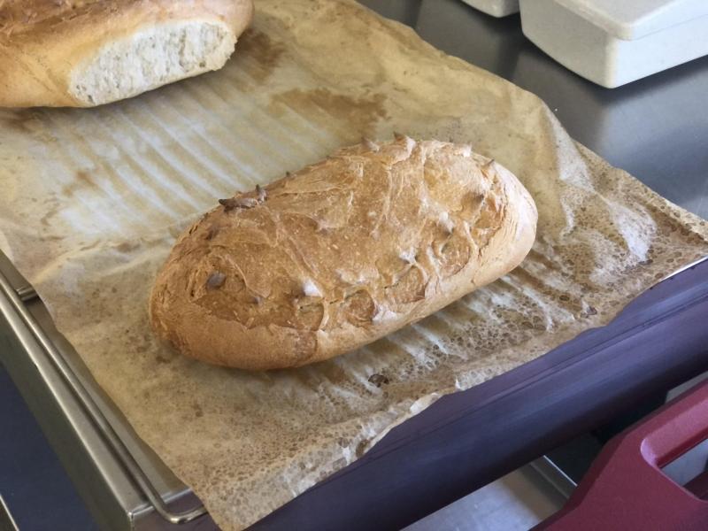 Le pain est préparé et cuit sur place directement dans la cuisine scolaire.