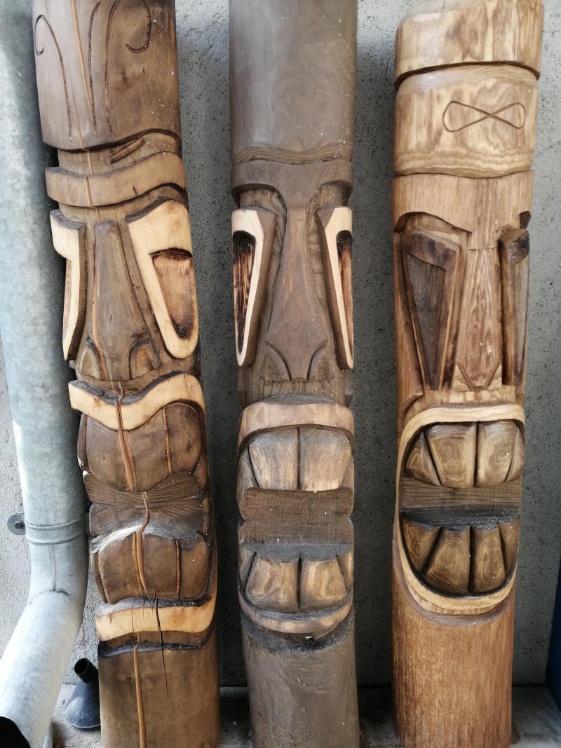Les Tikki des îles Marquises sont une autre approche pour sculpter le bois.