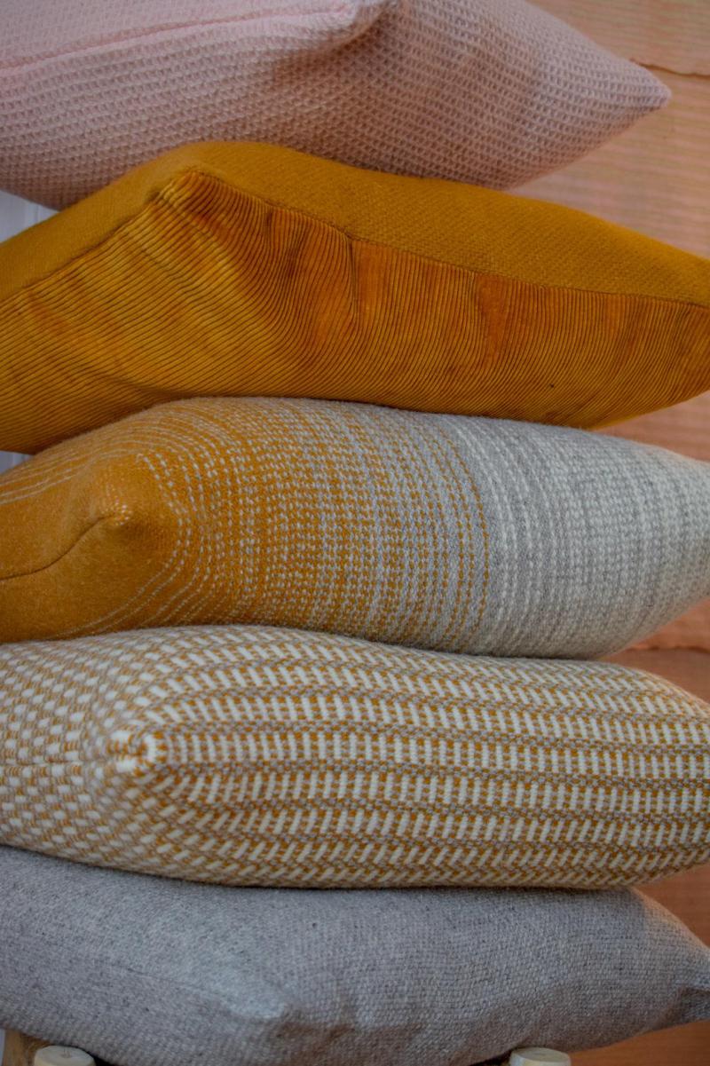 Des coussins aux couleurs très naturelles en 40x40 cm et 50x50 cm, 120€ et 145€