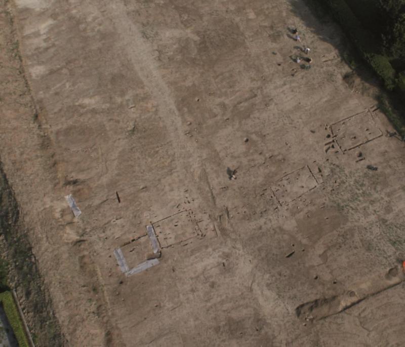 Vue du ciel, les traces laissées dans le sol de Chens-sur-Léman par les maisons.