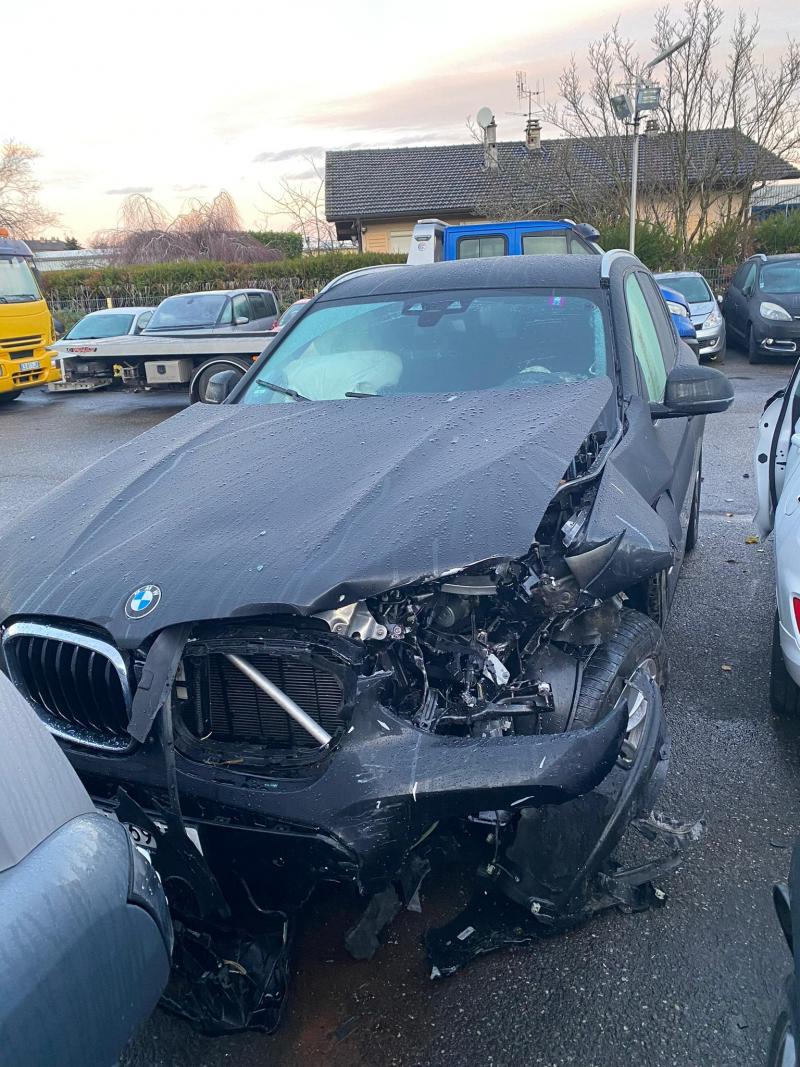 Le véhicule qui roulait en face, une BMW, dans lequel circulait la sexagénaire blessée, a été moins abîmé durant le choc.
