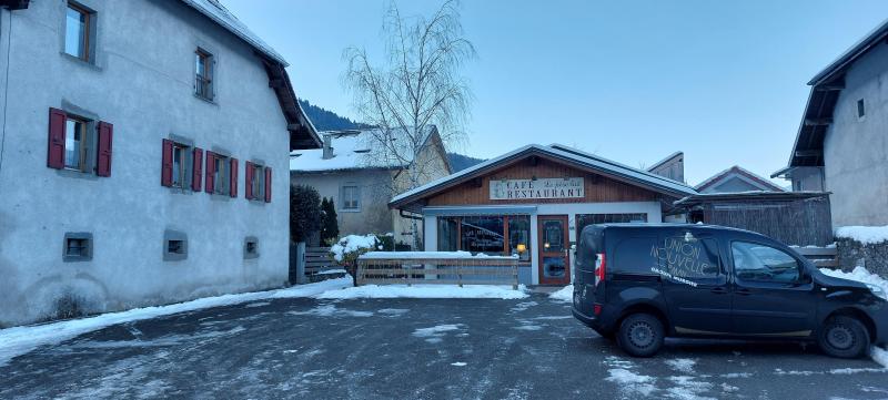 Plusieurs véhicules du Raid ont stationné dès 8 heures à Orcier, notamment devant le Pèse-Lait.