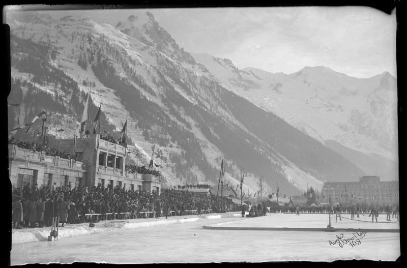 La patinoire de Chamonix en 1924 (© Archives communales, fonds Gay Couttet) et la jeune génération 2024.