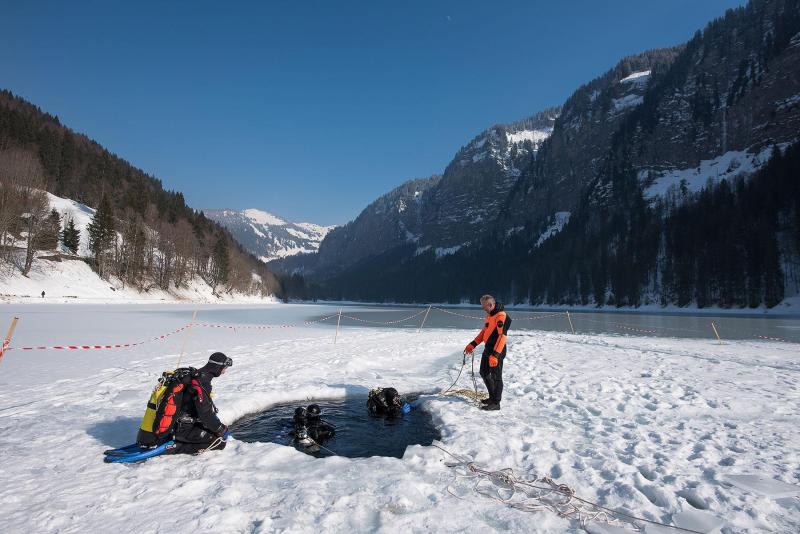 Au lac de Montriond, troisième plus grand lac de Haute-Savoie, il est possible de s’essayer à la plongée sous glace.