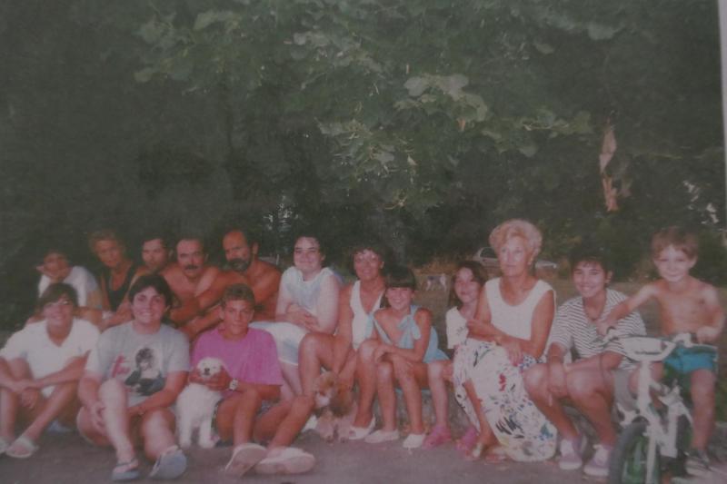 Andrée Daillet au milieu des curistes et de leur famille dans les années 90.