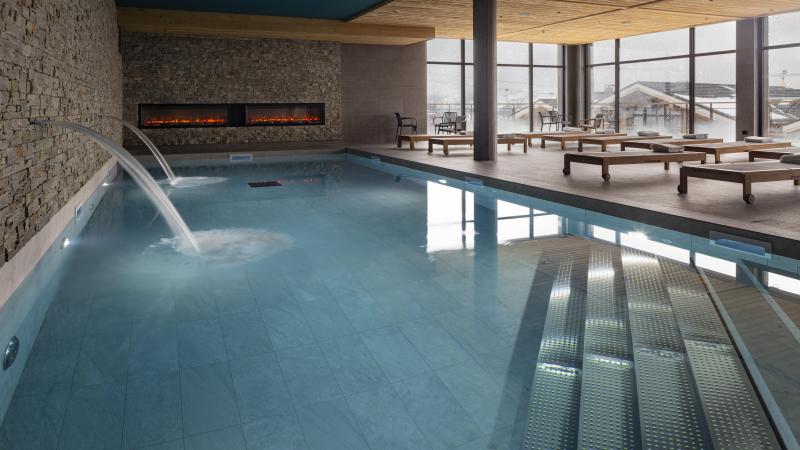 L’hôtel est doté d’un spa avec les soins Sothys et d’une piscine ouverte sur les cimes.