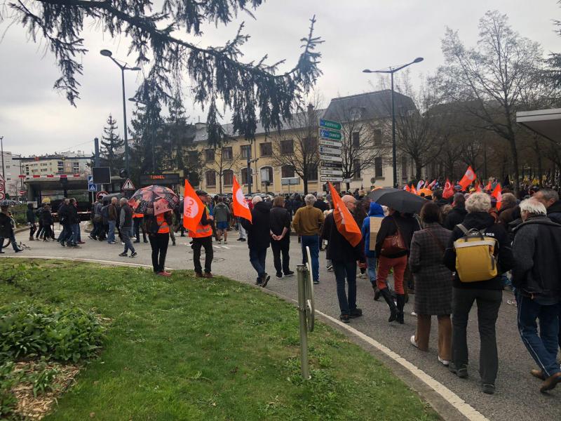 Les manifestants bloquent le rond-point de Courier, à Annecy.