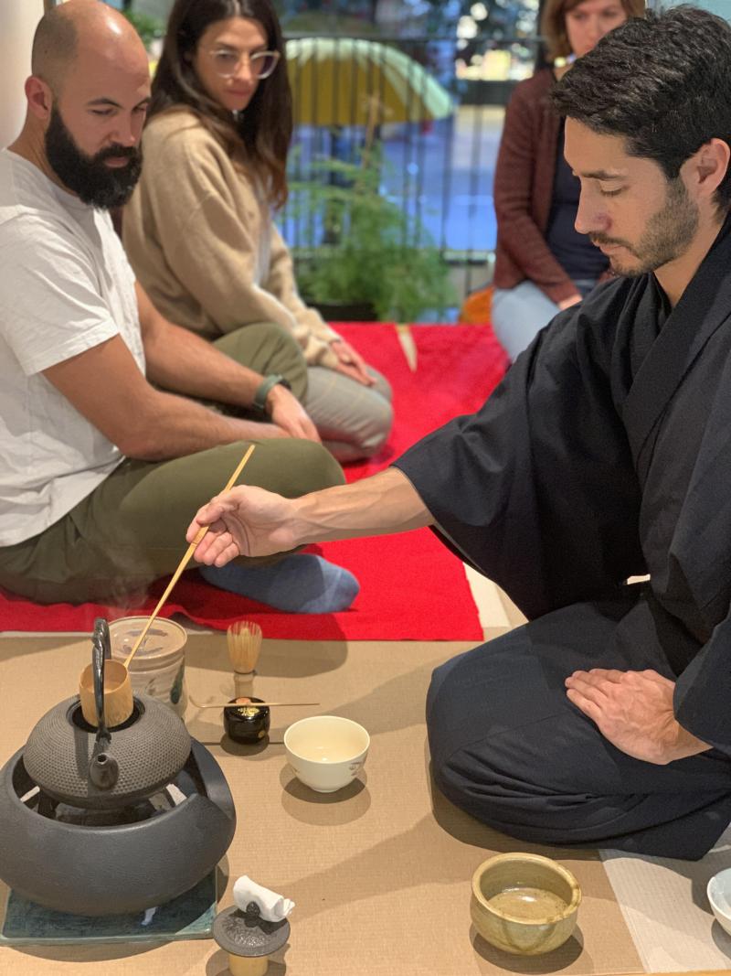 La cérémonie du thé japonais est assuré par un maître senseï.