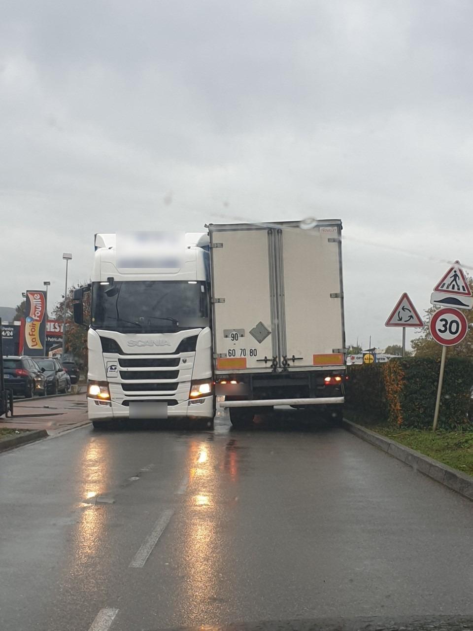 Deux Camions Paralysent Une Partie De La Zone D Anthy La Savoie