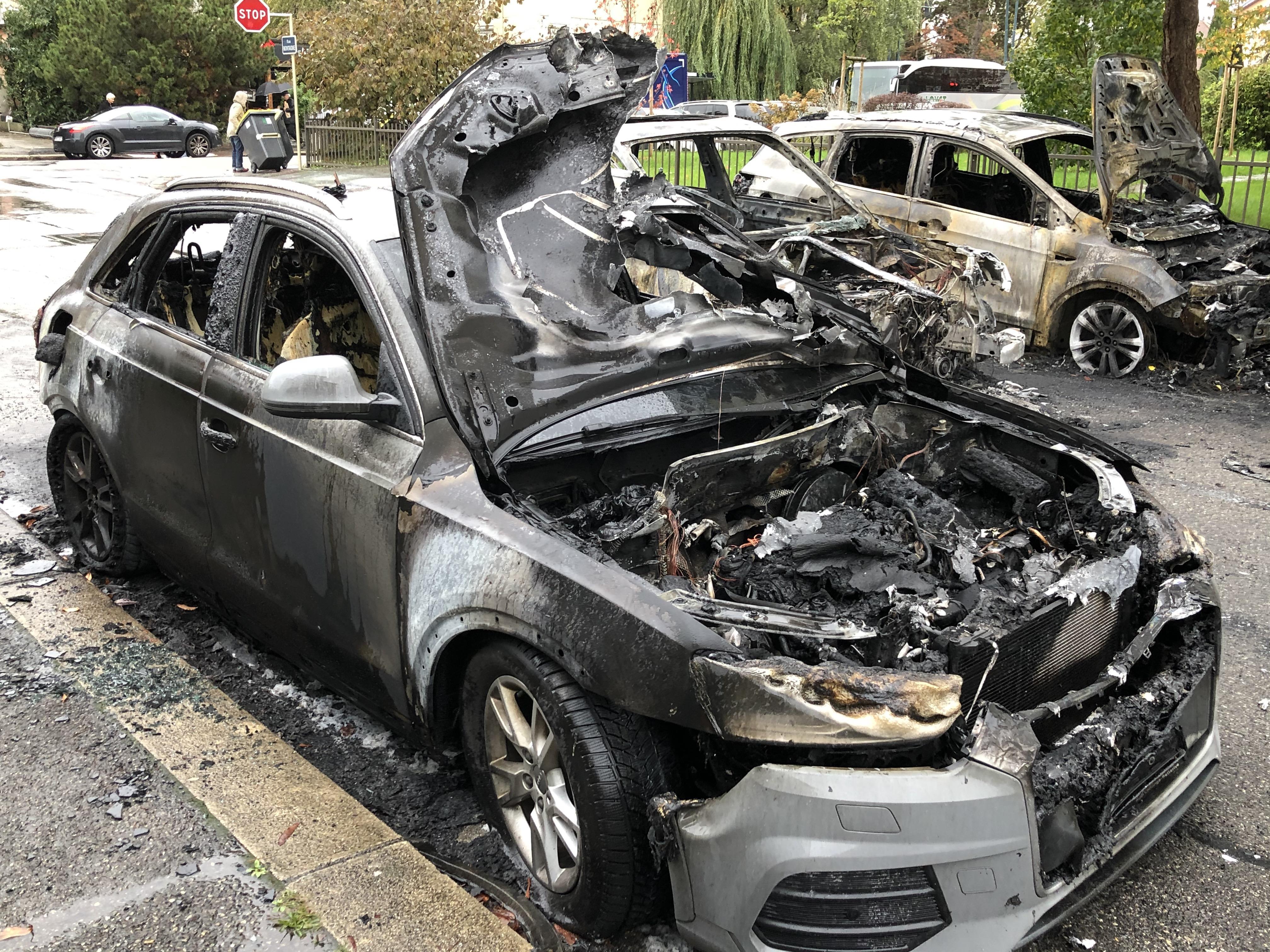 Annecy : une voiture brûle, les flammes se propagent à trois autres véhicules