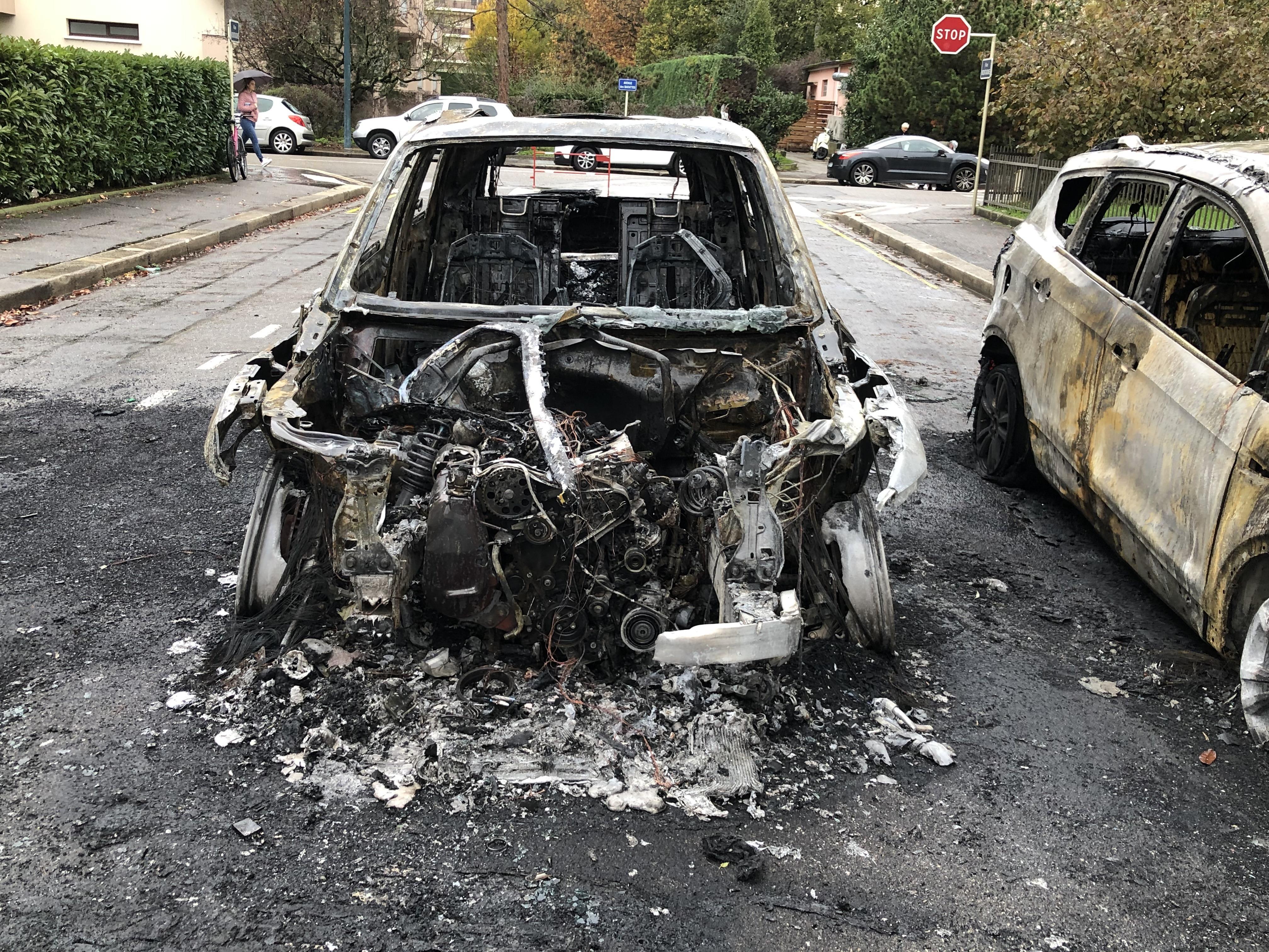 Annecy : une voiture brûle, les flammes se propagent à trois autres véhicules