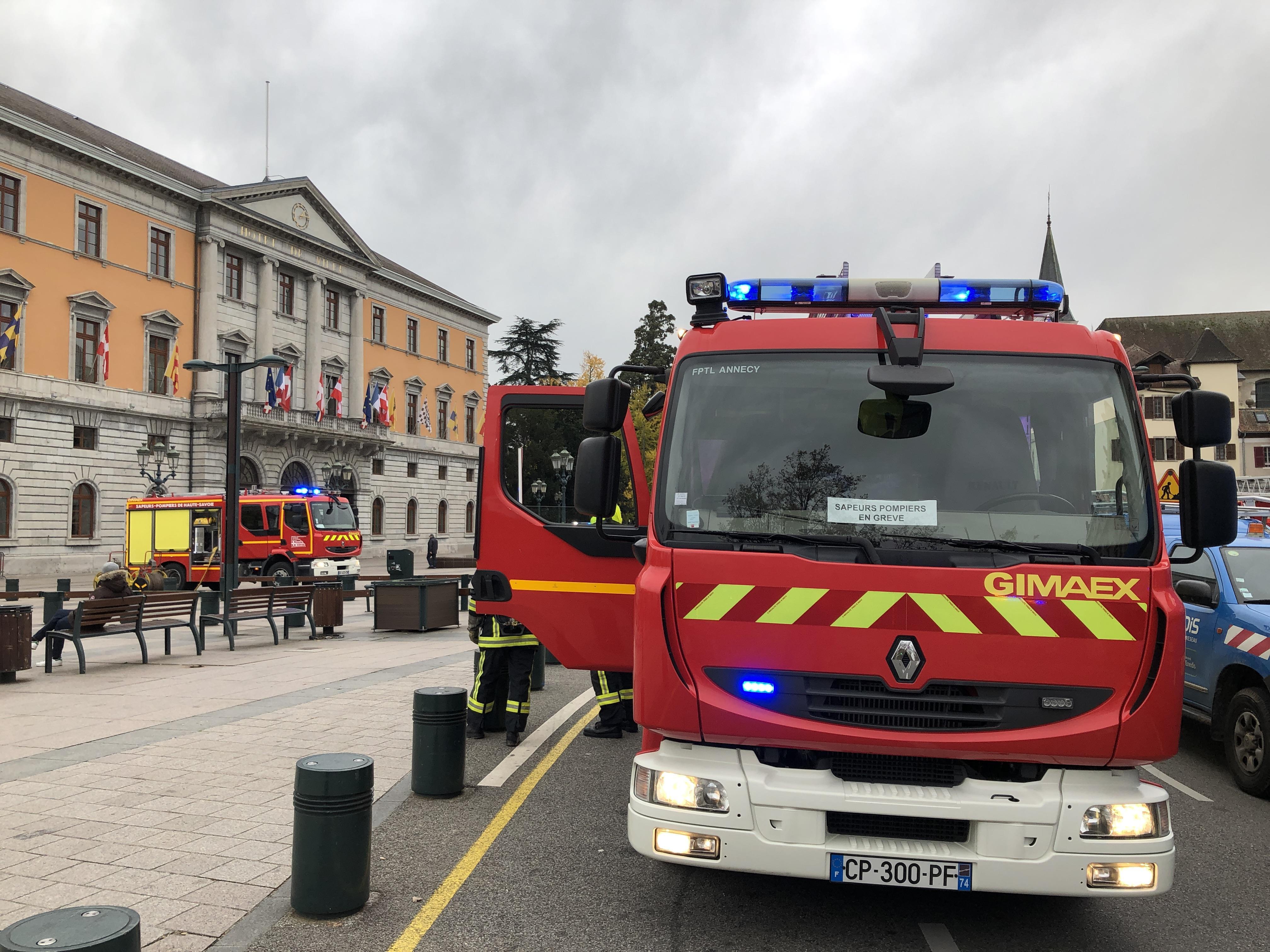 (VIDEO & PHOTOS) Annecy: un incendie en cours à la mairie ...
