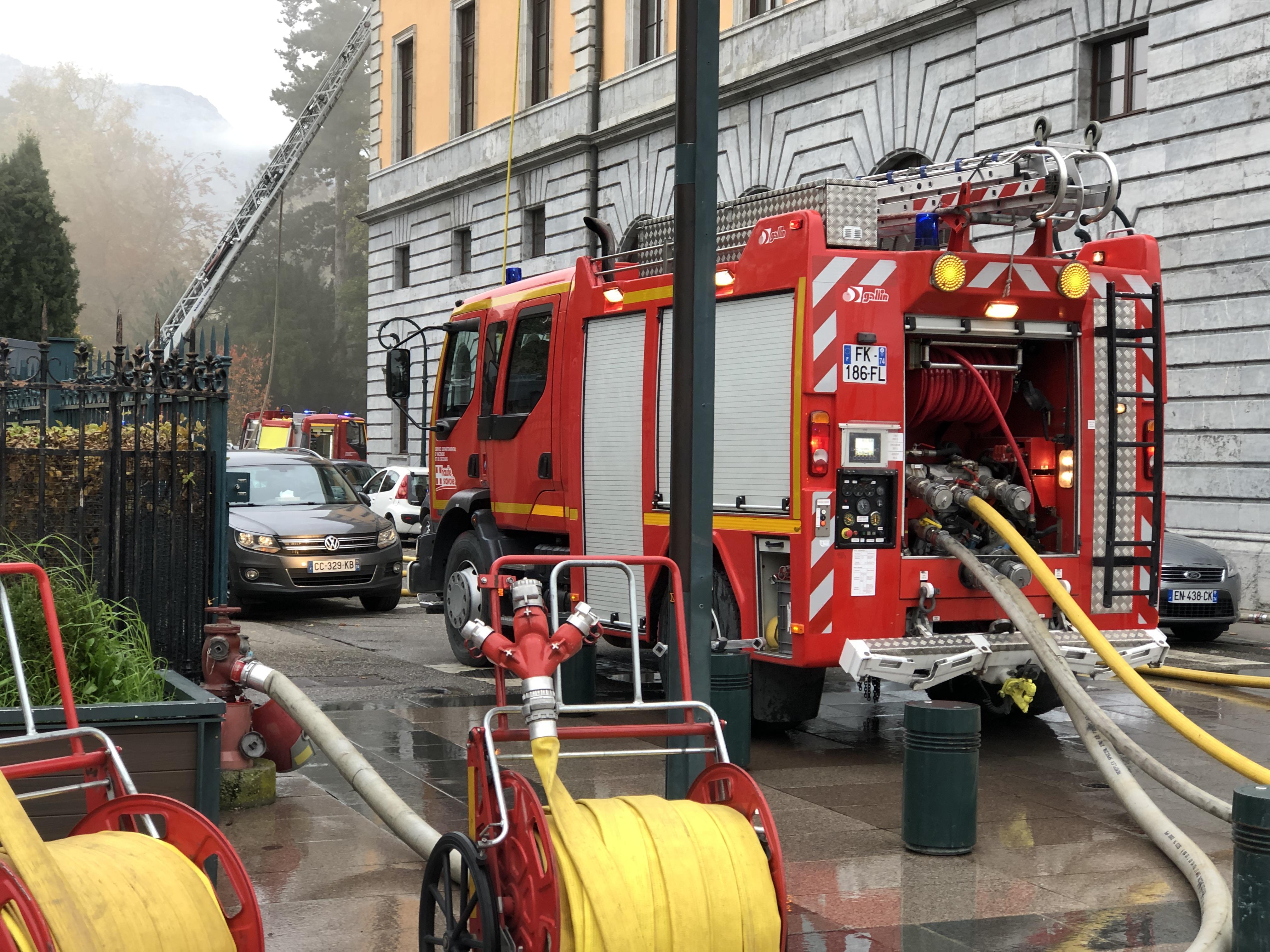 (VIDEO & PHOTOS) Annecy : un incendie en cours à la mairie ...