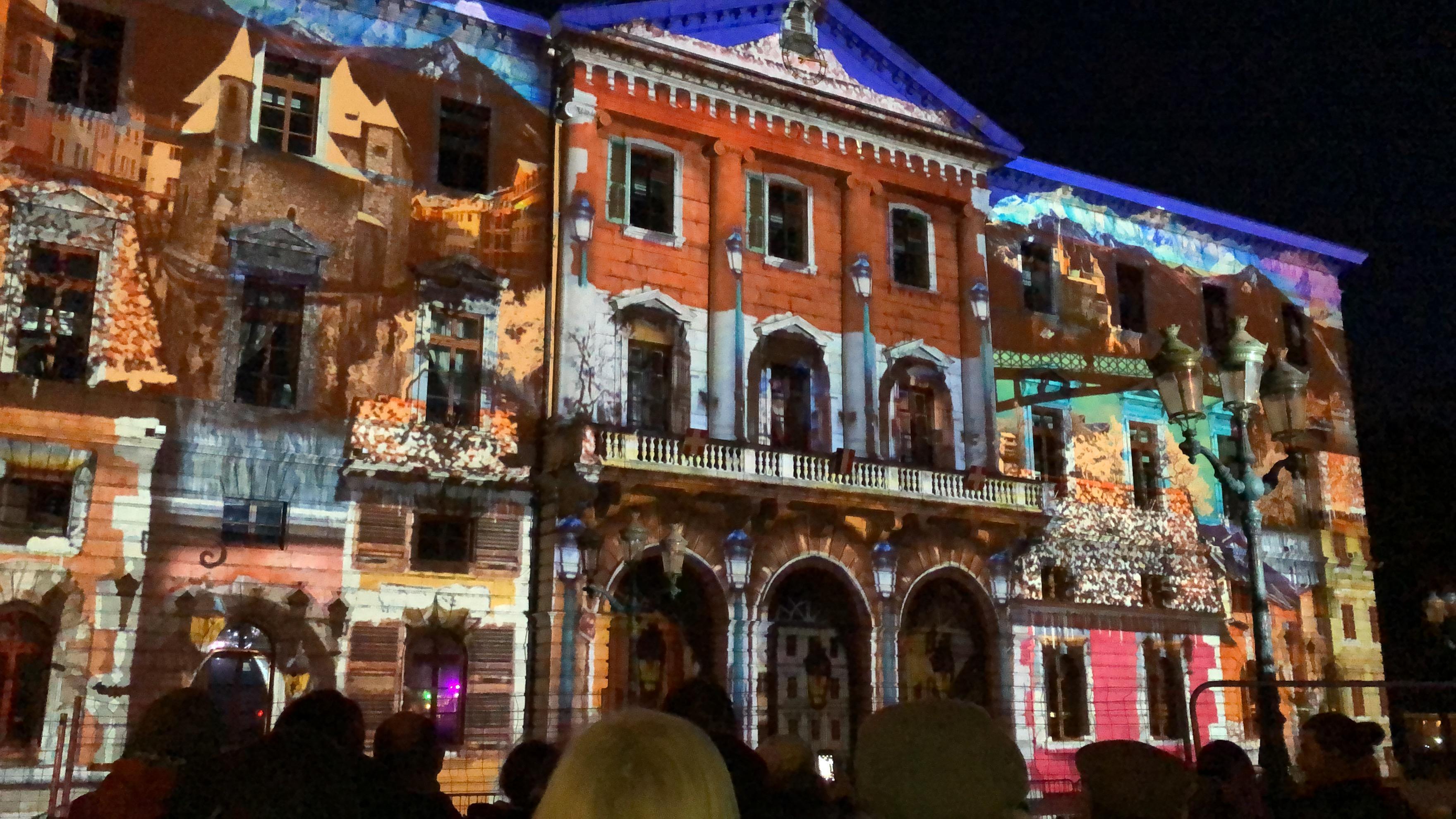 Video Photos Annecy La Mairie S Illumine Pour Les Fetes Une Semaine Apres Avoir Brule L Essor Savoyard
