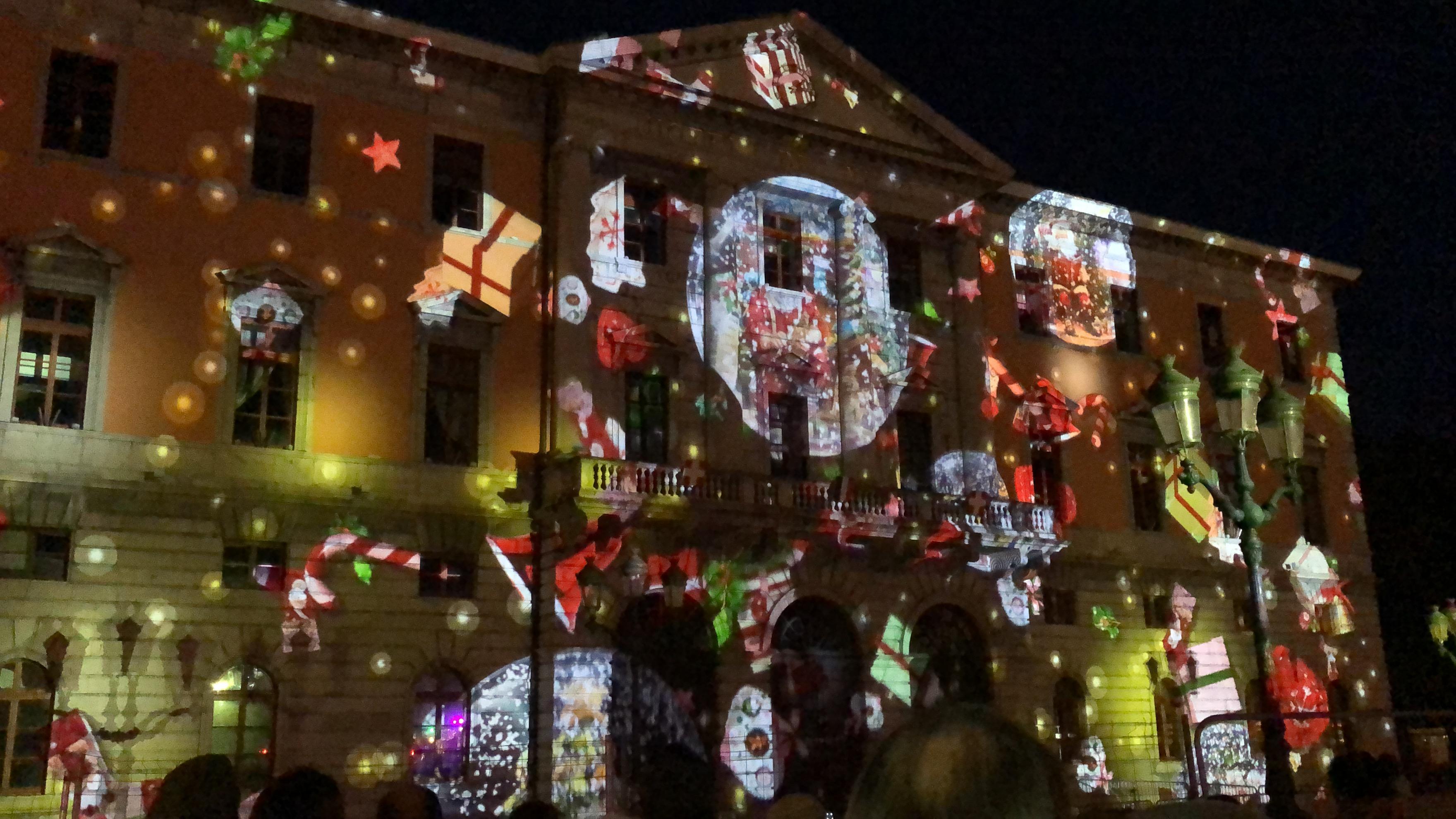 Video Photos Annecy La Mairie S Illumine Pour Les Fetes Une Semaine Apres Avoir Brule L Essor Savoyard