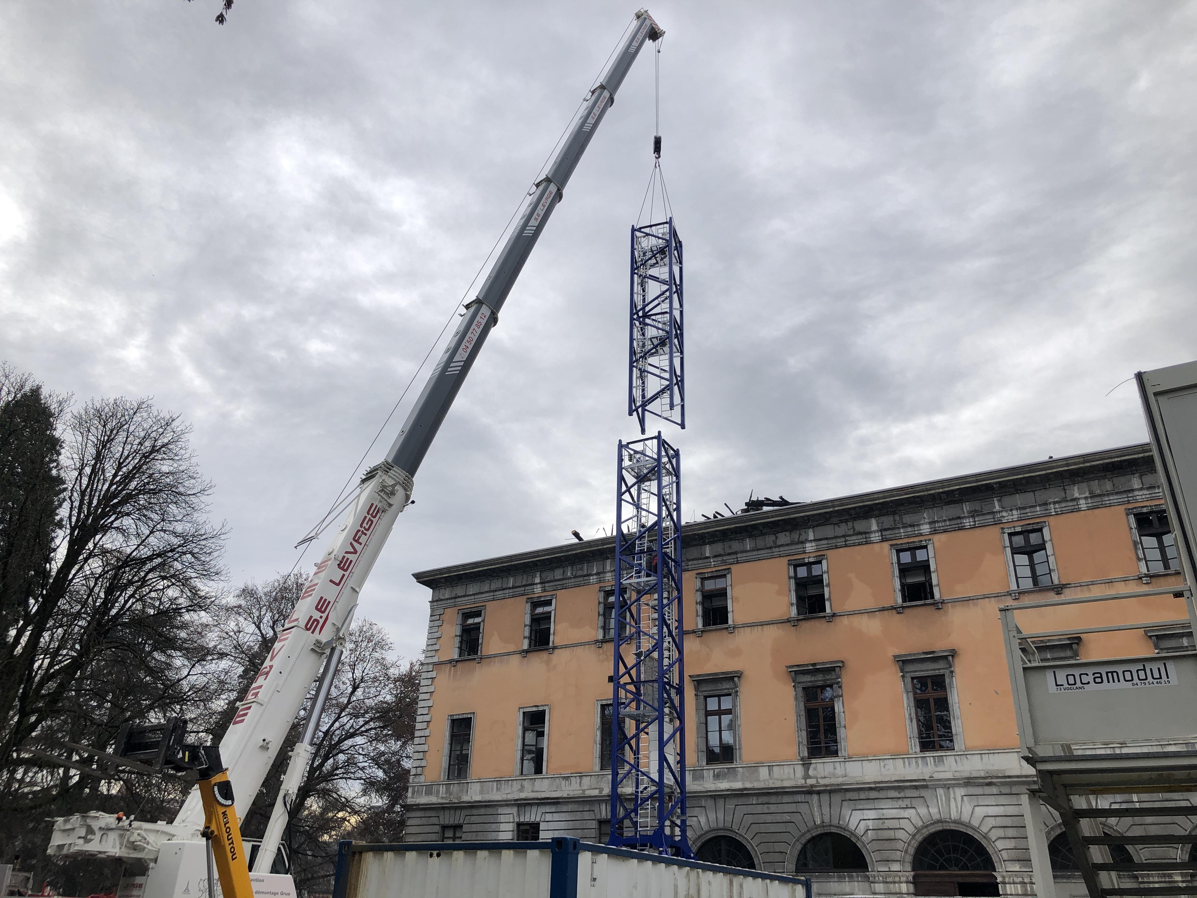 Photos Mairie D Annecy Une Grue De 41 Metres Va Deblayer Le Toit Ravage Par Les Flammes L Essor Savoyard