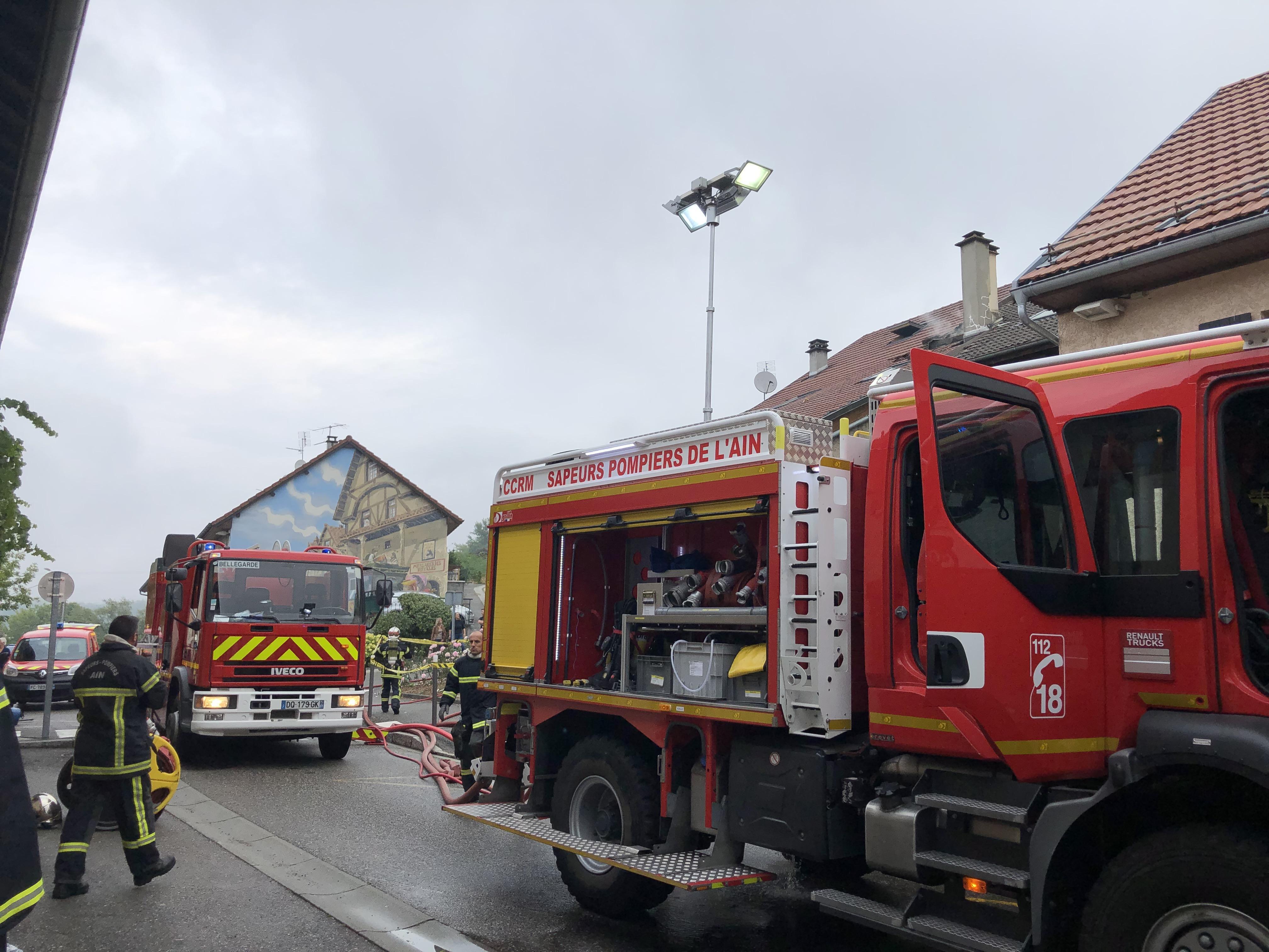 Incendie Dans L Ain VIDEO & PHOTOS) Bellegarde : une maison se consume au milieu de Vanchy - La  Tribune Republicaine