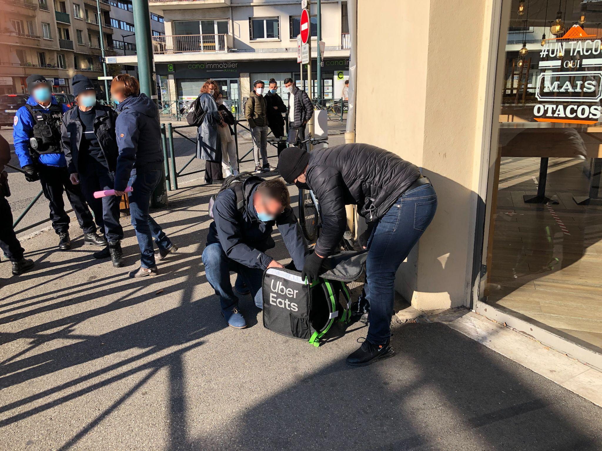 (PHOTOS) Annecy : la Police traque les livreurs indépendants hors des clous