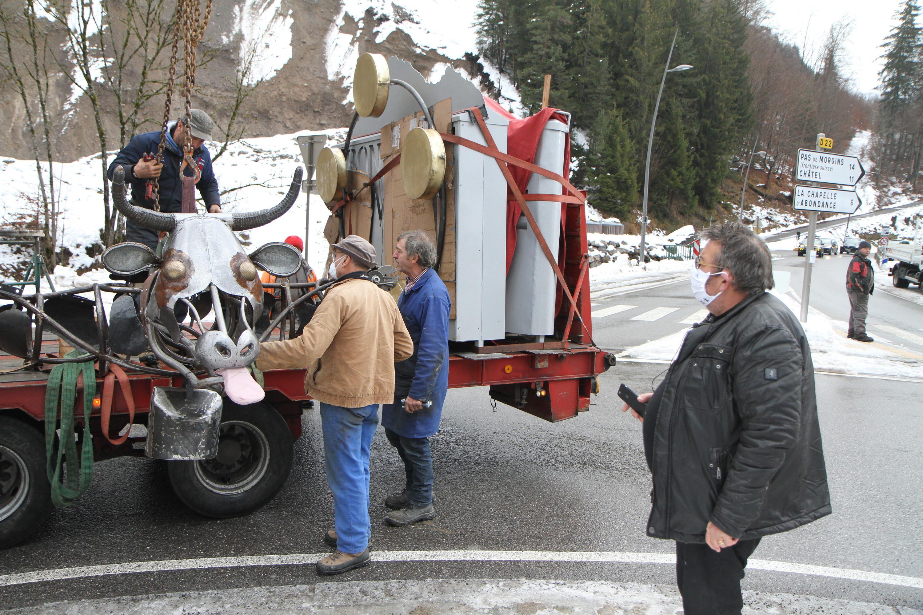 Photos Abondance Une Sculpture Geante En Forme De Vache A L Entree Du Village Le Messager