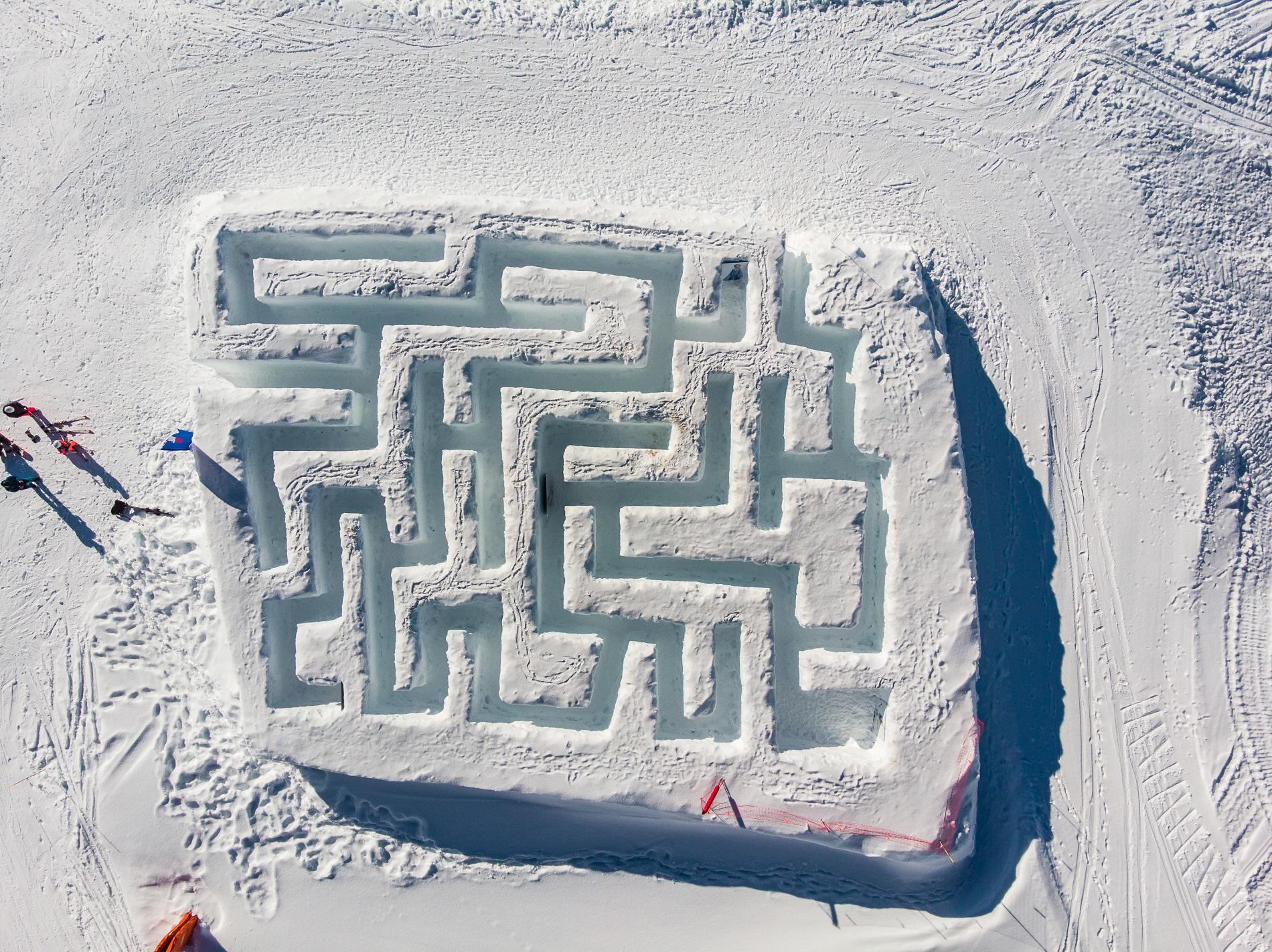Aux Menuires, Le labyrinthe des neiges pour amuser les enfants à se perdre.