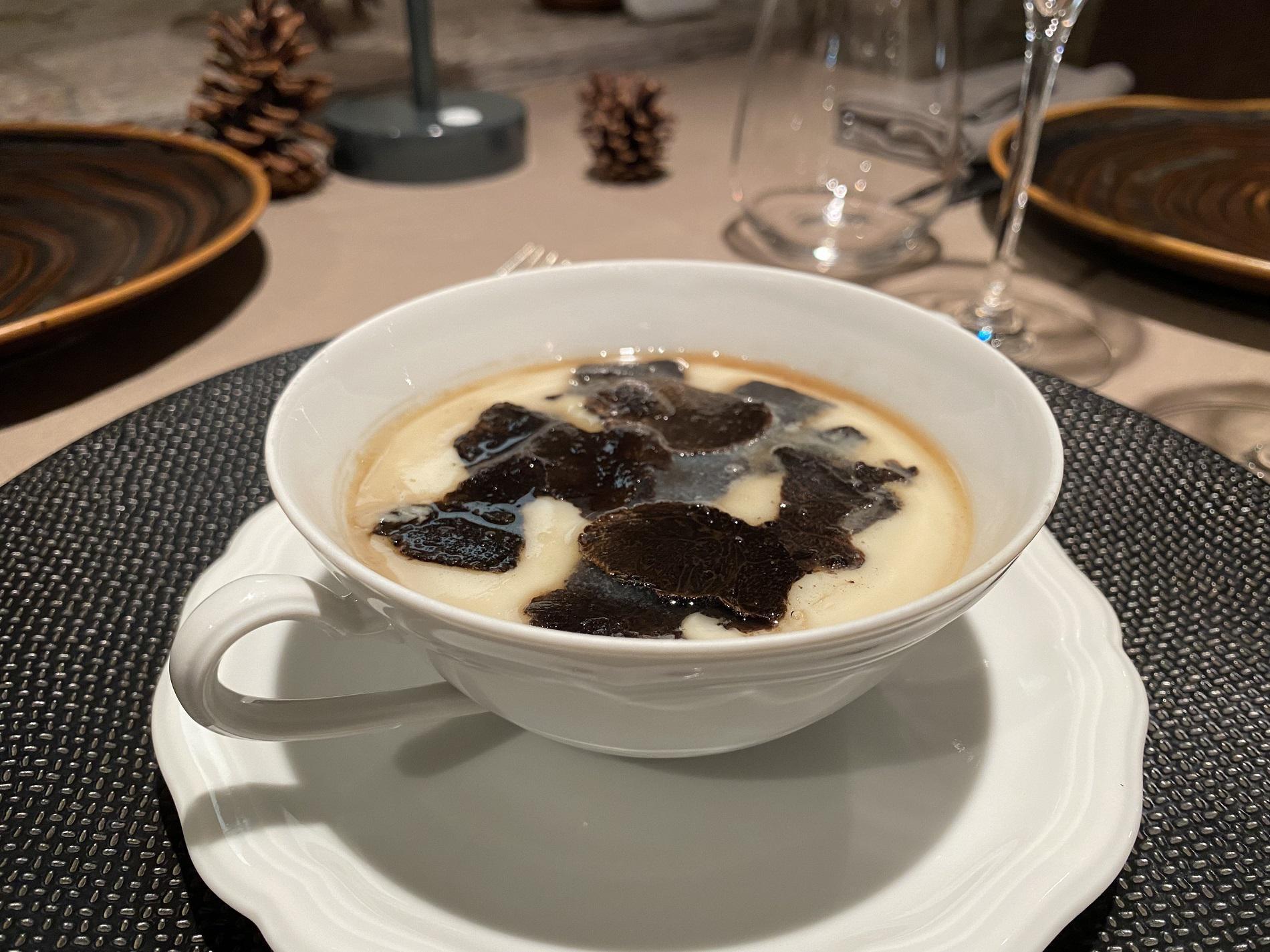 Soupe de foie gras chaude et sa gelée de poule aux truffes, une soupe cousue main pour votre 31 !