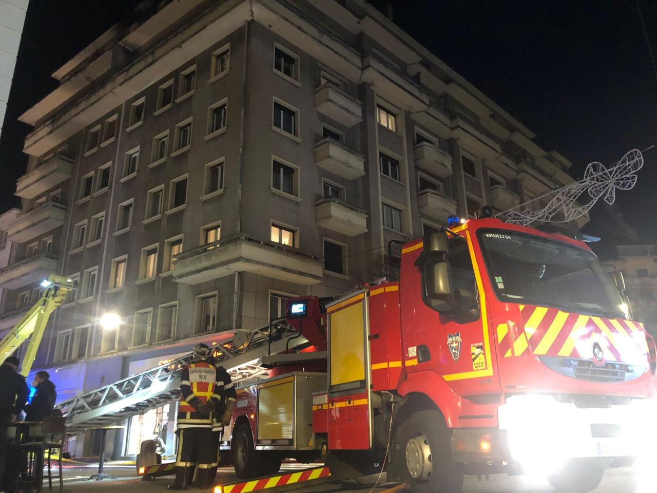 Un incendie s’est déclaré à 17h34 au 7ème étage d’un immeuble, en plein centre-ville de Chambéry, dans le quartier du Palais de Justice.