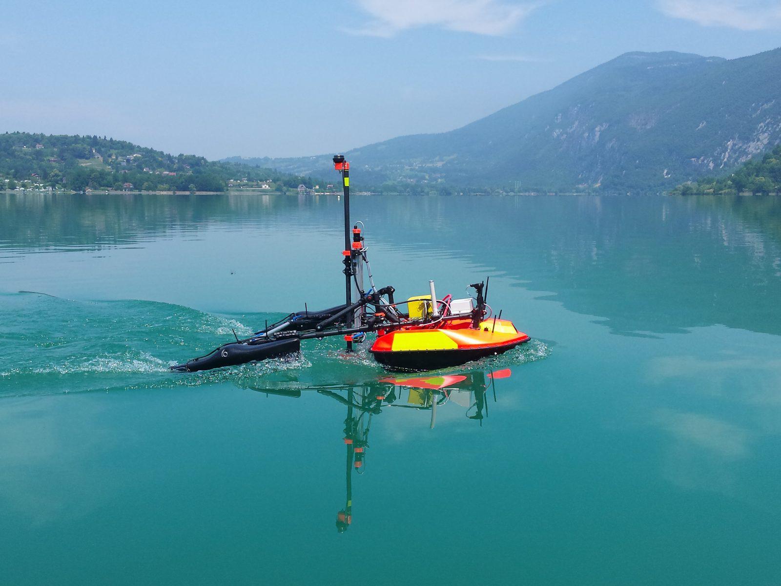 Essai d’un drone aquatique, sur le lac du Bourget, conçu et fabriqué par CT2MC.