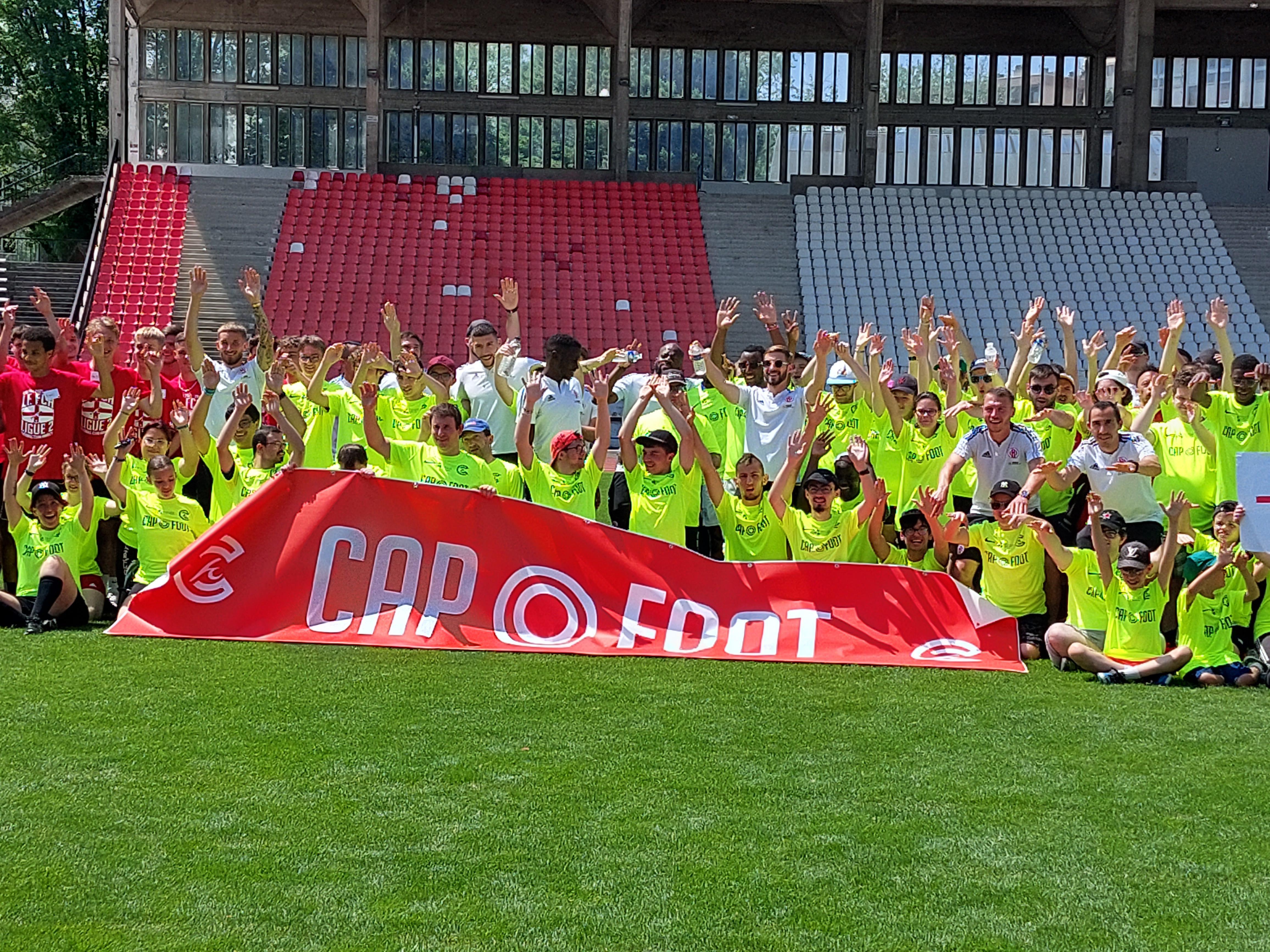 Les joueurs du FC Annecy ont prêté main forte aux 130 participants de Cap’O’Foot, le 17 mai au Parc des Sports