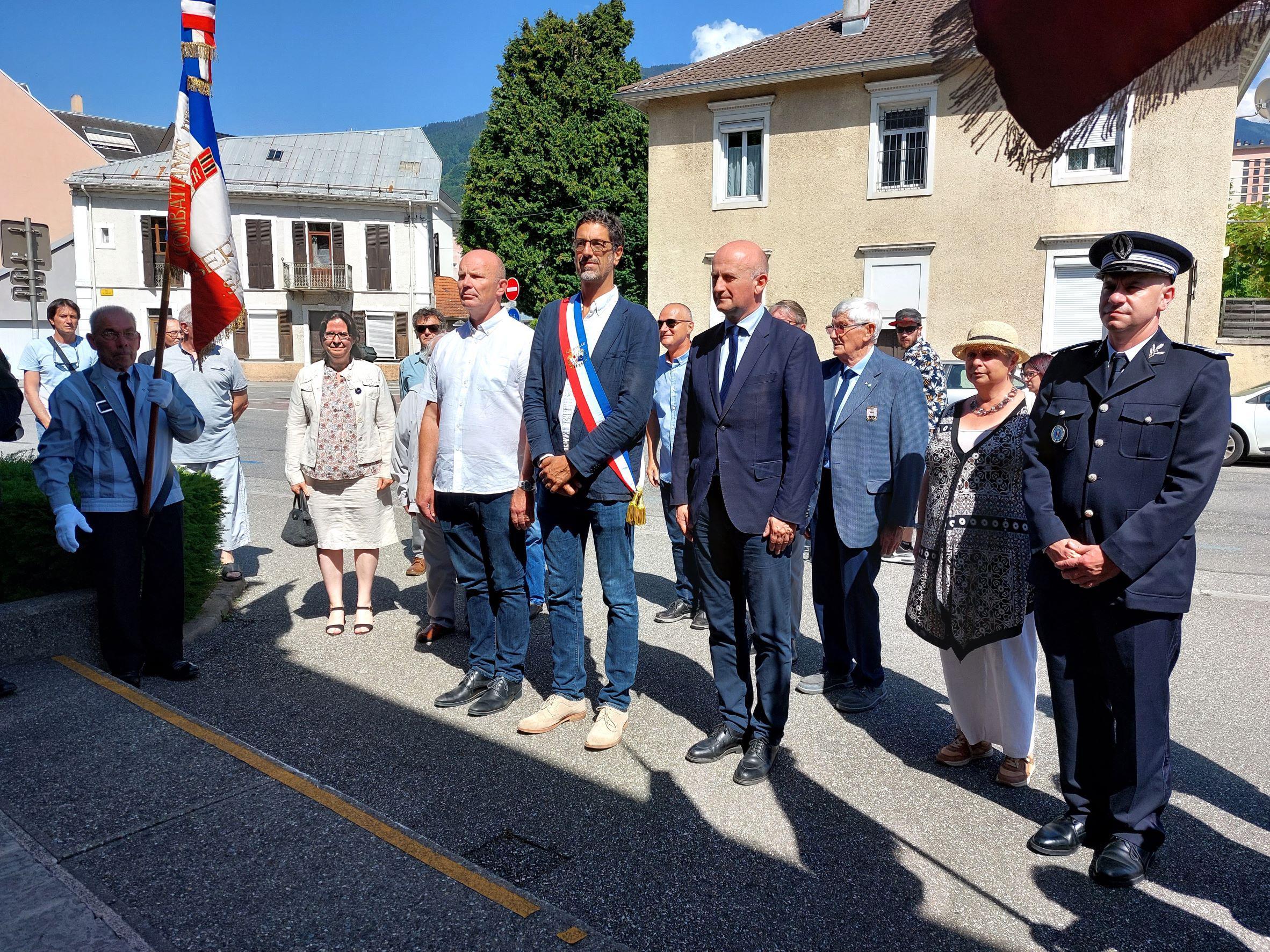 Un hommage à Jean Moulin, devant la sous-préfecture d’Albertville