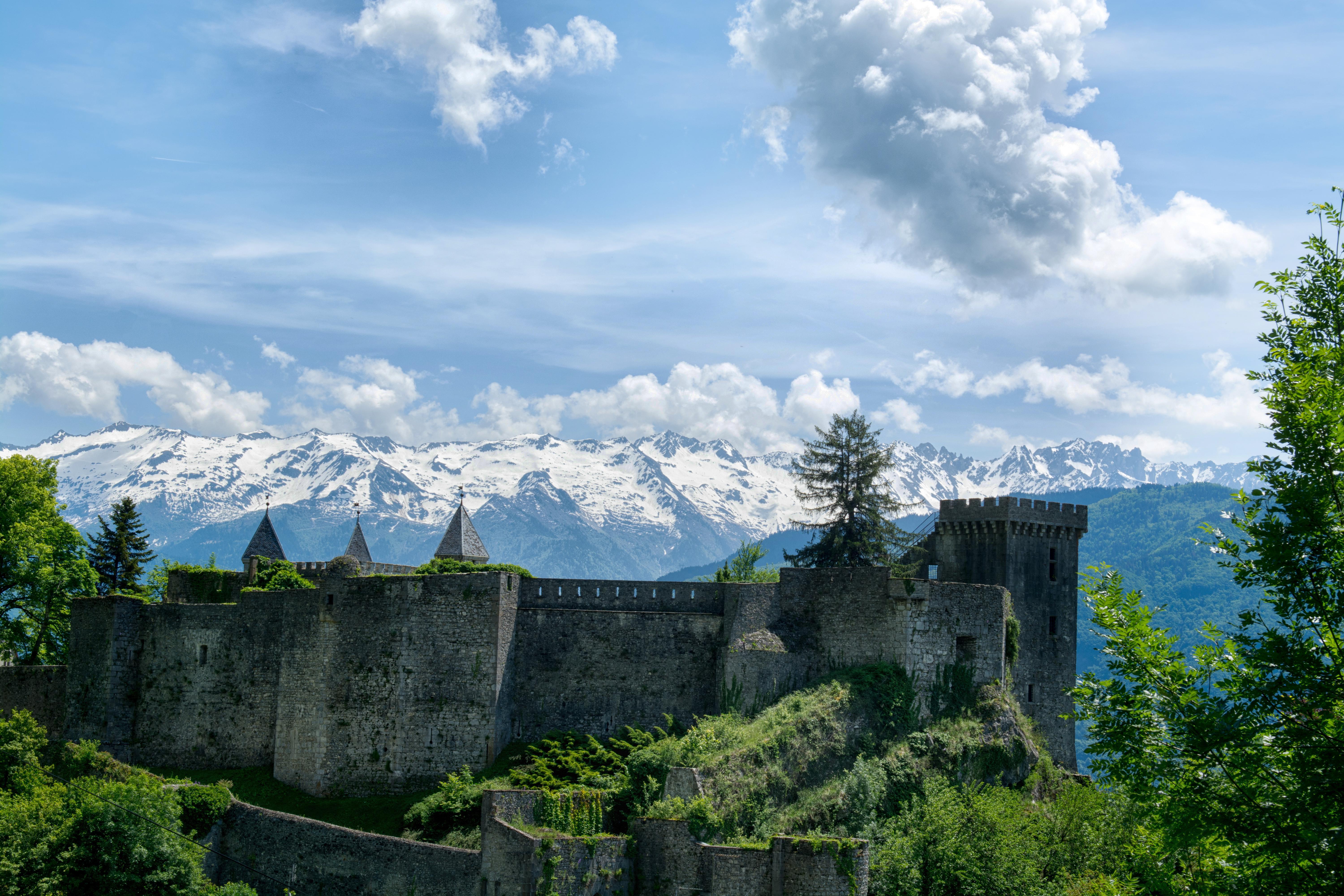 La forteresse du château donne vue sur toute la combe de Savoie.