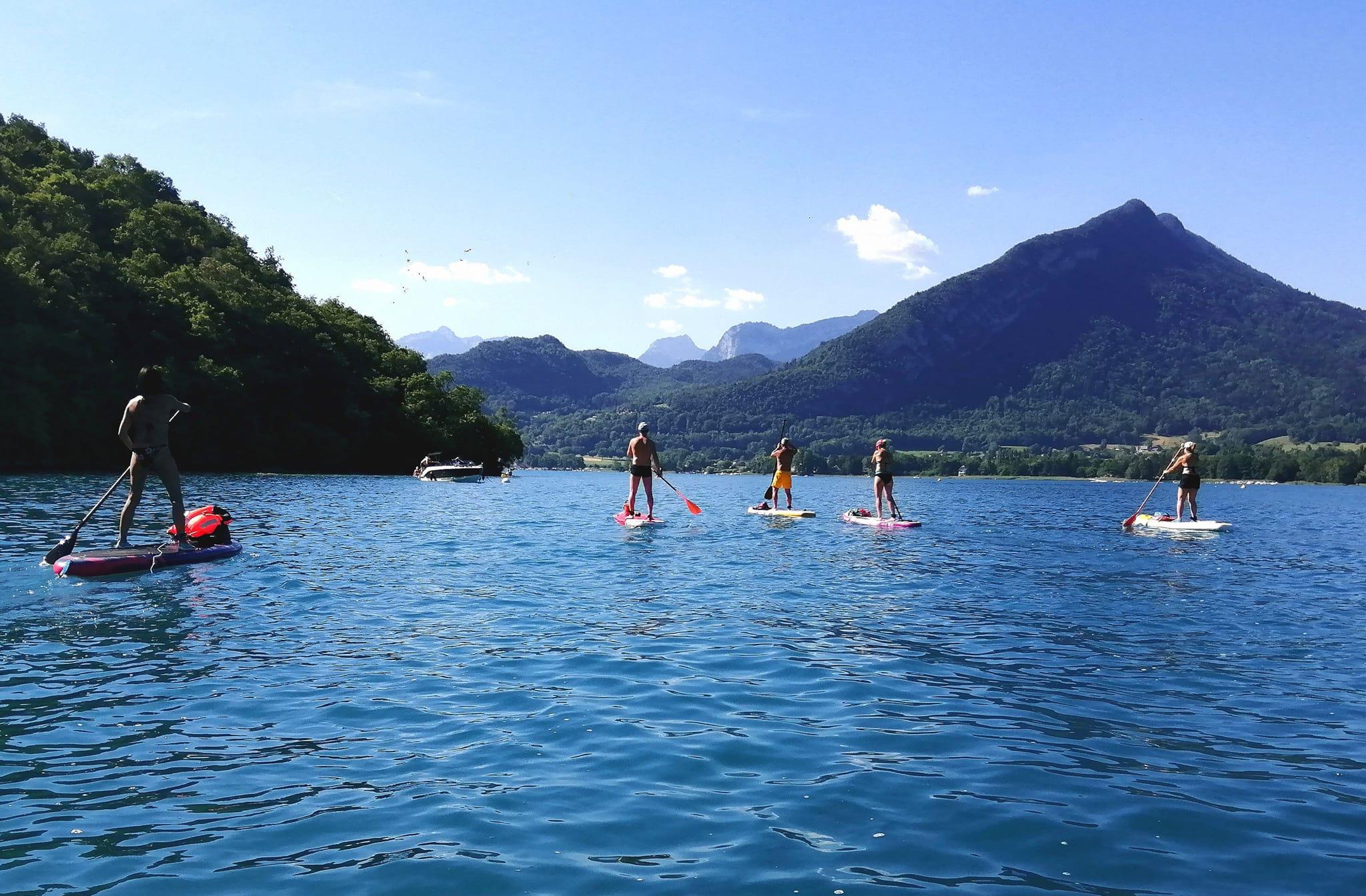 Le lac d’Annecy abrite de nombreux spots où profiter d’excursions en paddle cet été, loin des touristes.