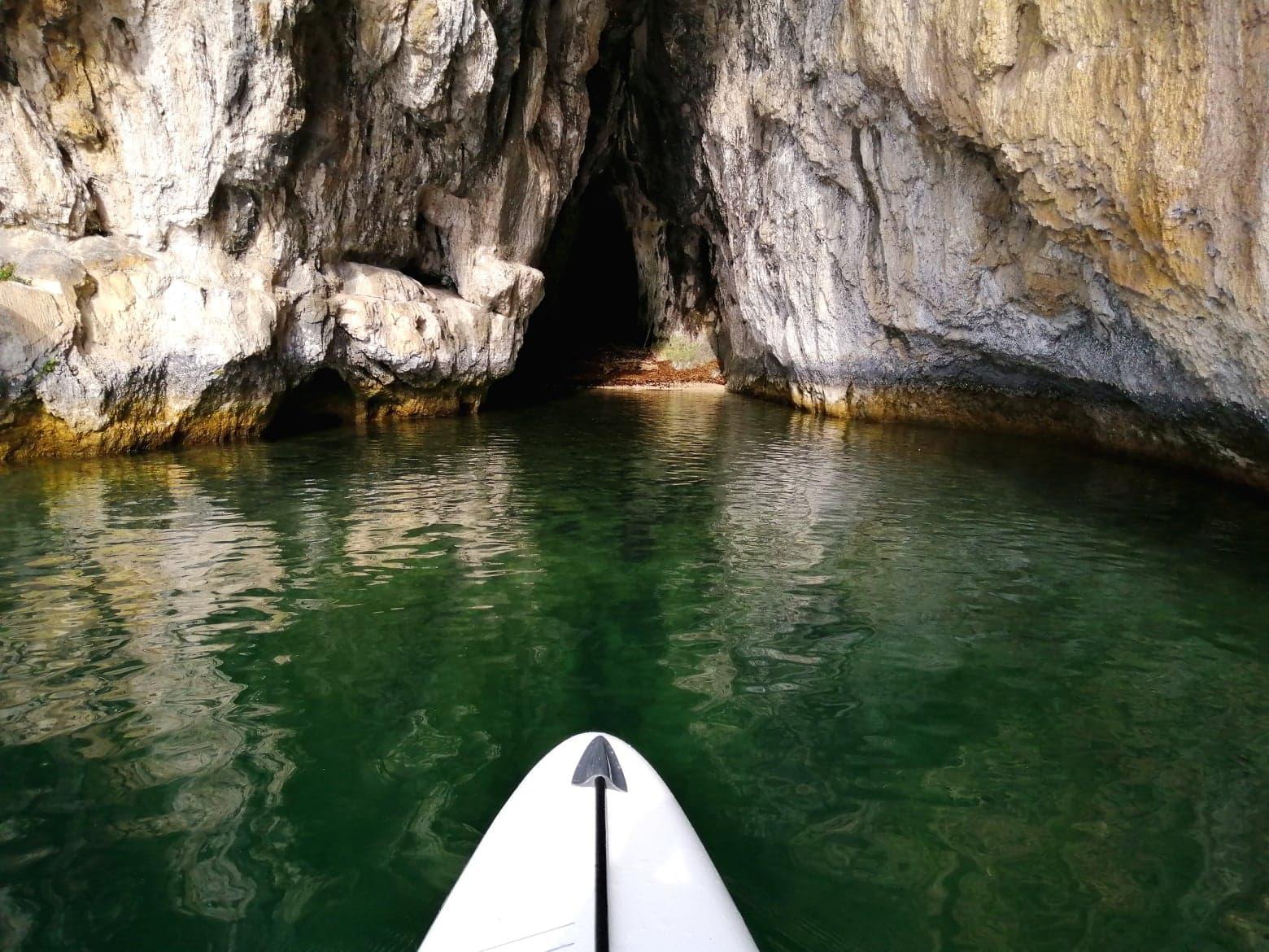 La grotte du Roc de Chère située sur la baie de Talloires.