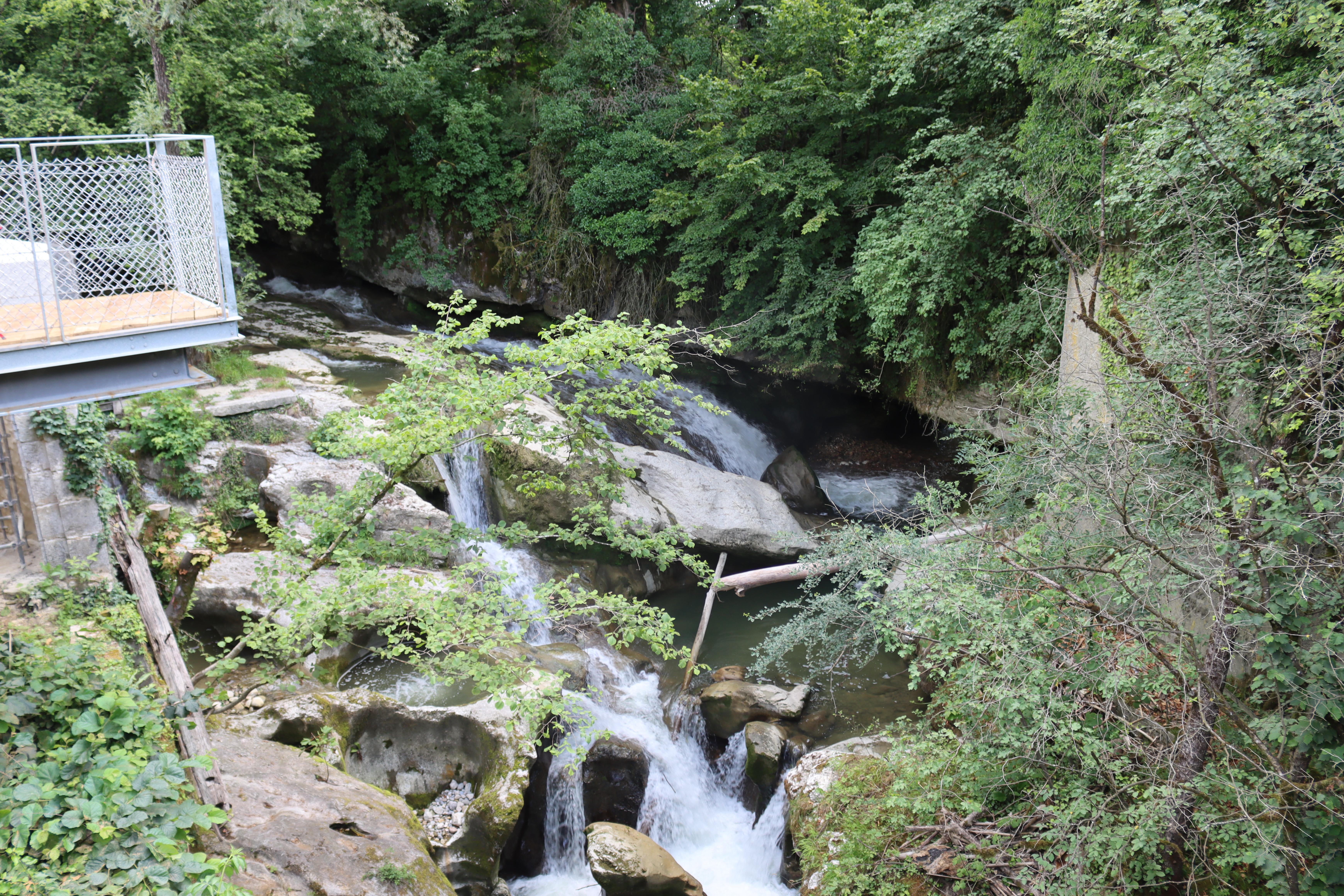 Dans les gorges du Sierroz, la cascade de Grésy offre un magnifique point de vue pour les promeneurs.