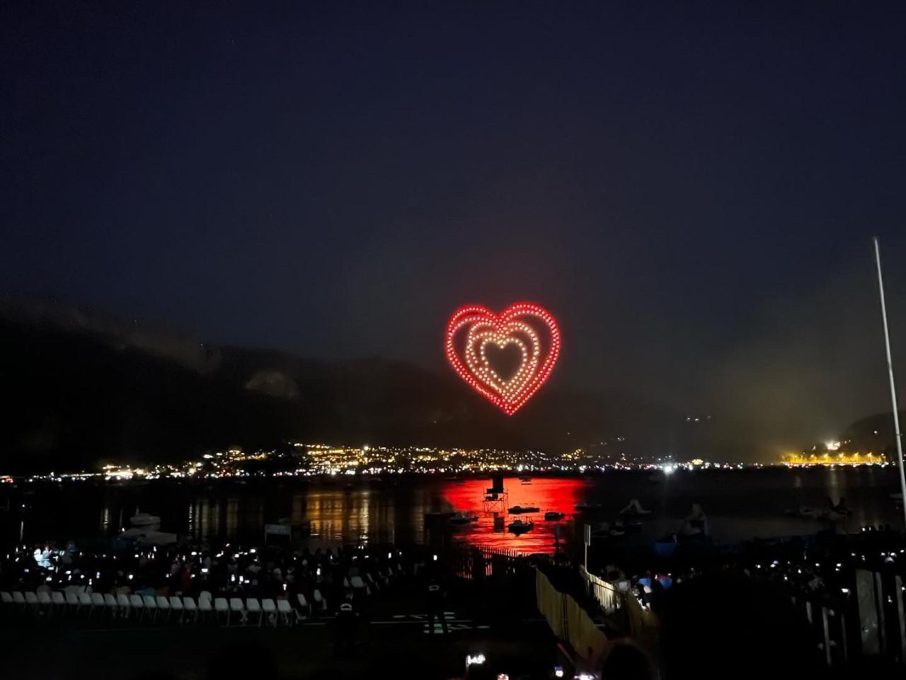 300 drones ont dessiné des motifs dans le ciel d’Annecy : coeur, diamant ou encore oiseau survolant le lac.