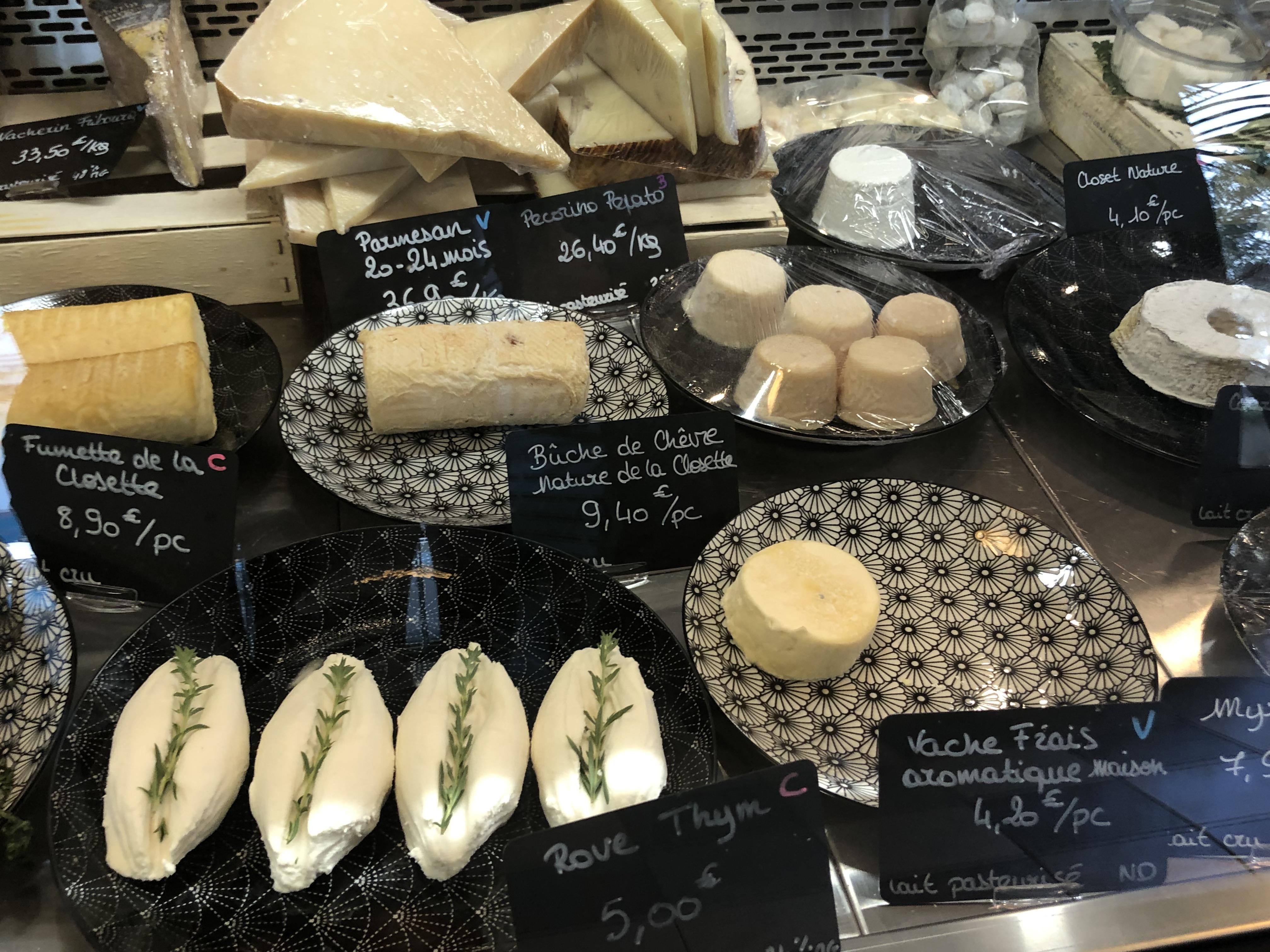 En plus de leurs fromages frais, Les Frox proposent également une partie épicerie fine et des fromages fermiers.