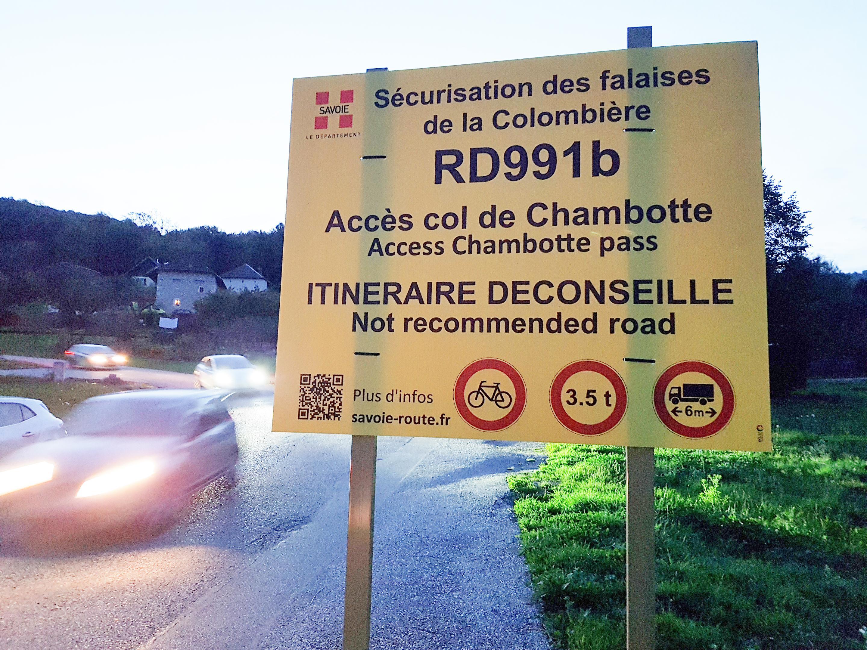 Déconseillé aux voitures, le col de la Chambotte est aussi interdit aux cyclistes et poids lourds actuellement.