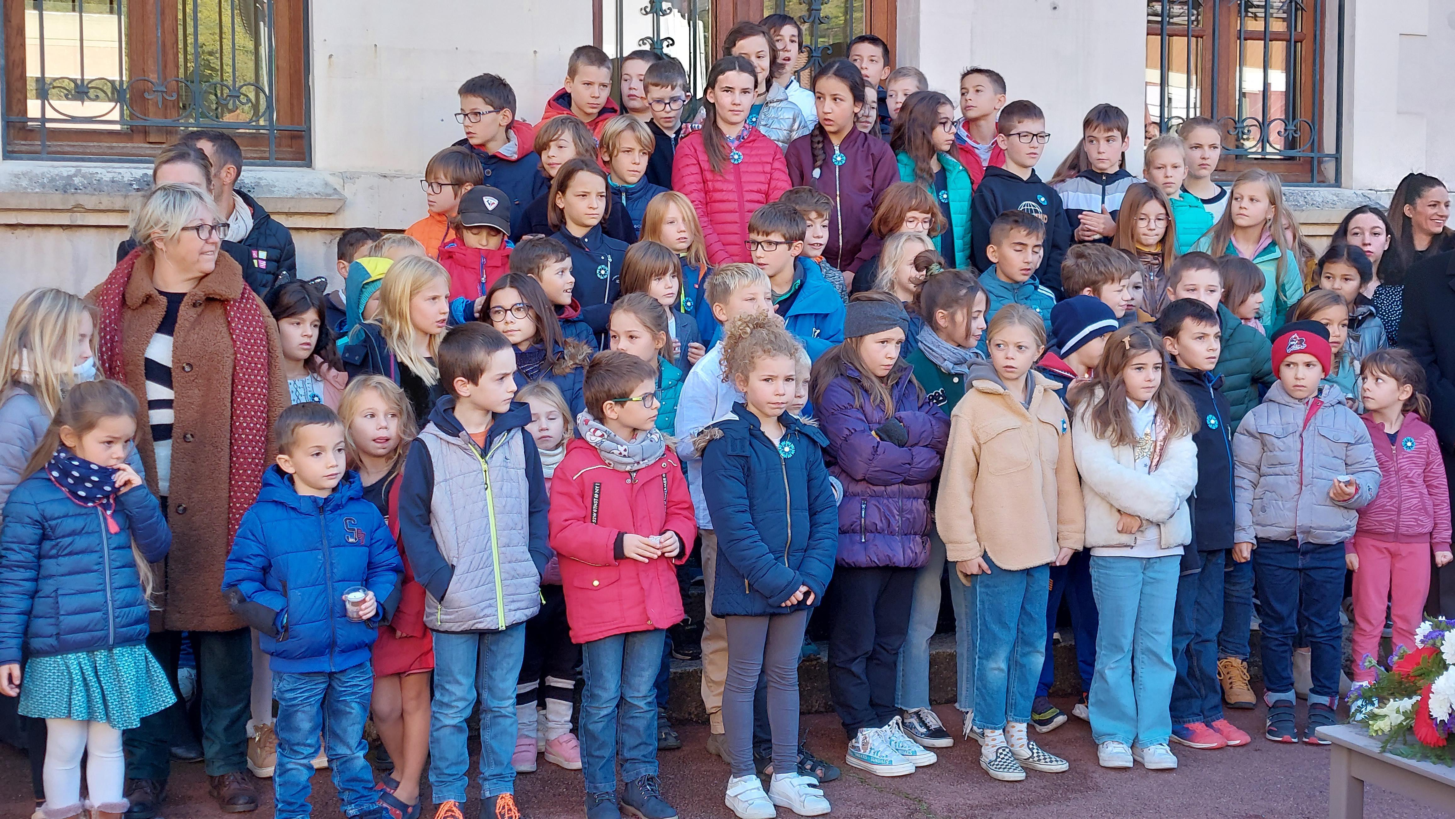 Cérémonie du 11 novembre à Albertville : les écoliers de Saint-Sigismond chantent La Marseillaise