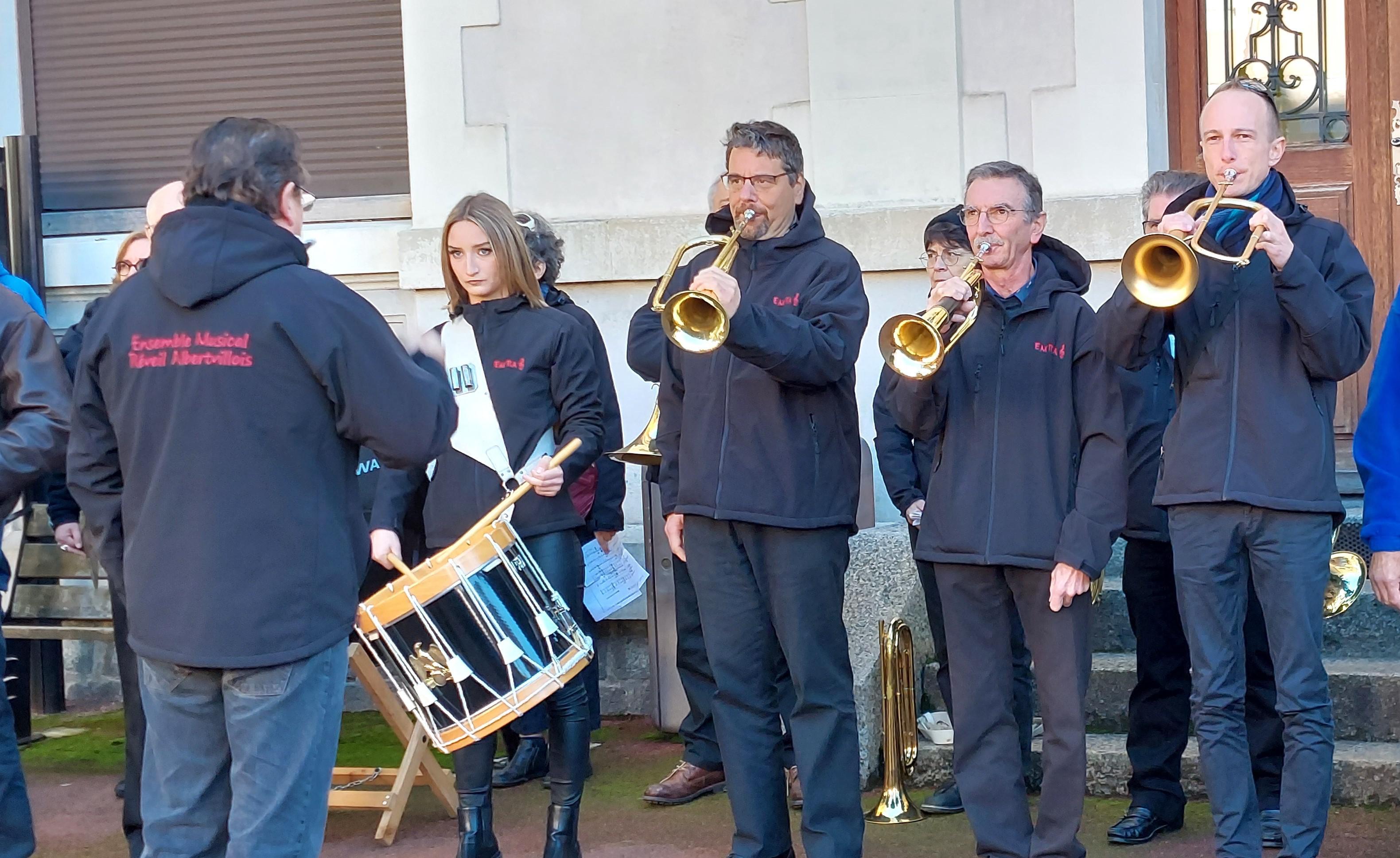 Cérémonie du 11 novembre à Albertville : les écoliers de Saint-Sigismond chantent La Marseillaise