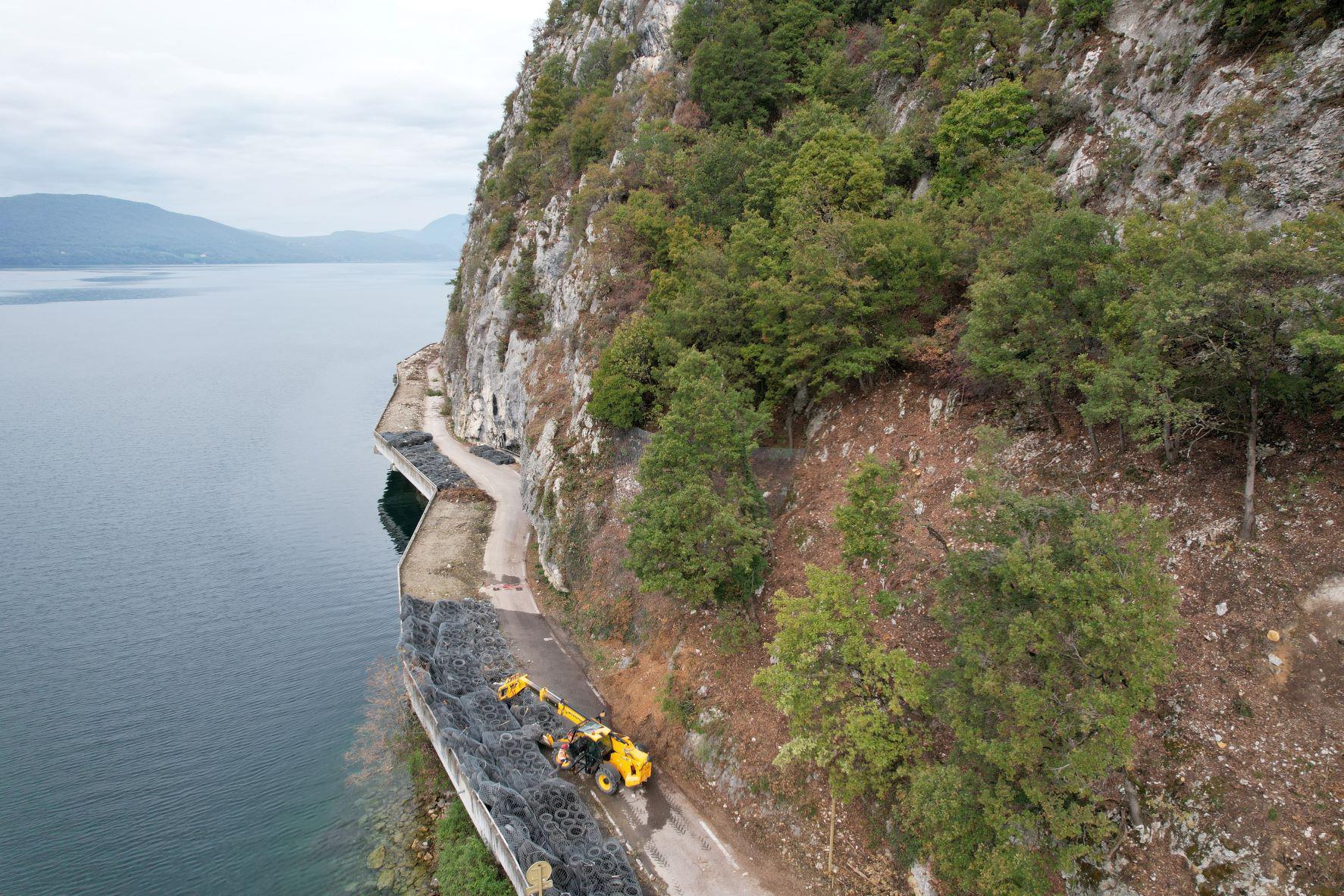 800 mètres de falaises sont sécurisés durant les six mois de travaux au bord du lac du Bourget.