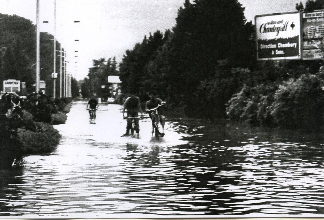 Le 21 juillet 1992, le centre-ville d’Aix-les-Bains a été inondé à la suite d’un orage intense.