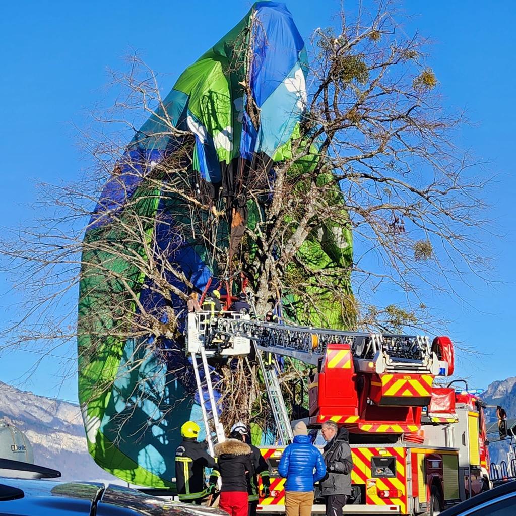 Praz-sur-Arly : deux montgolfières finissent leur course dans un arbre et sur une grue